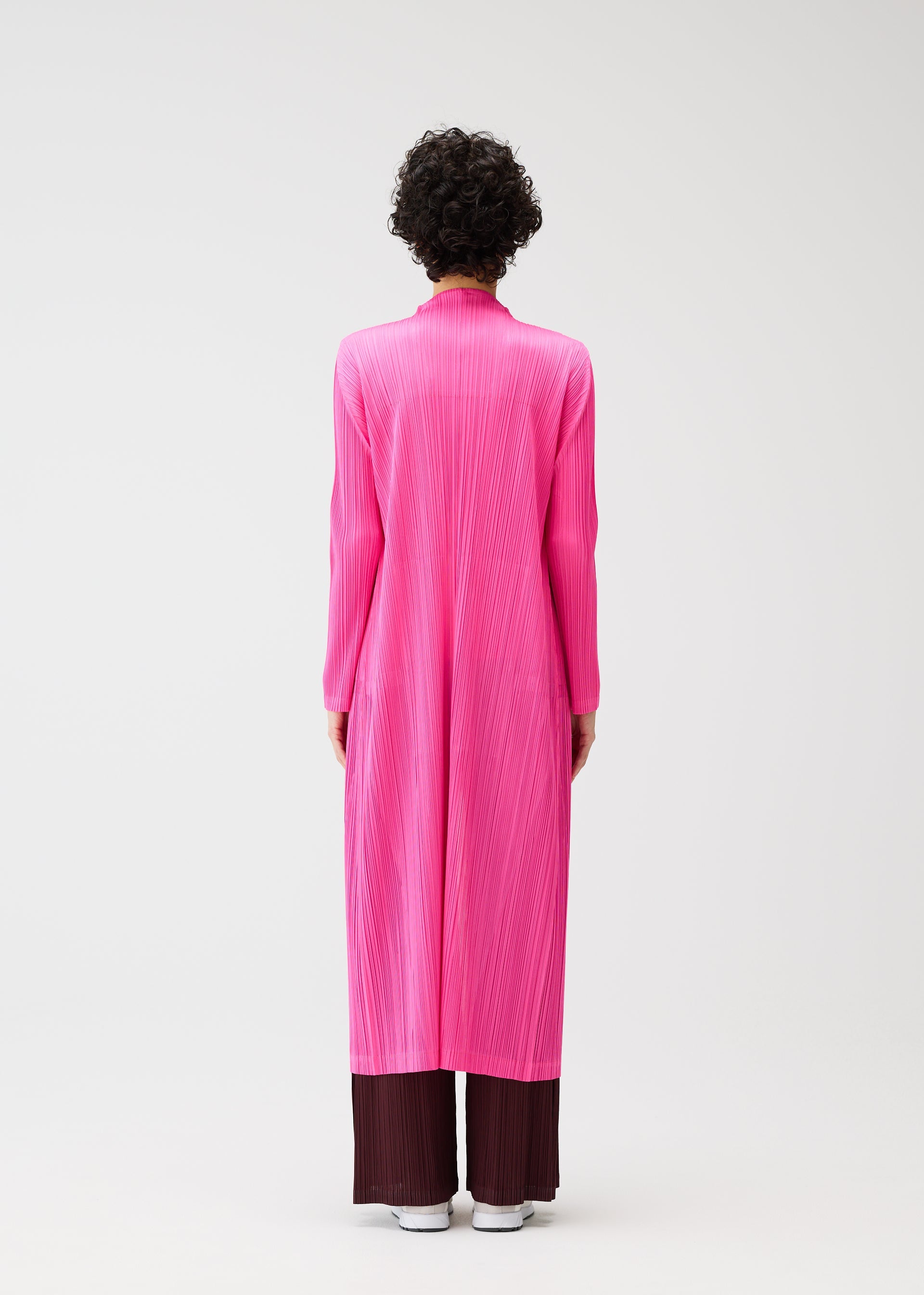 A model wears the PLEATS PLEASE ISSEY MIYAKE MONTHLY COLORS JANUARY prêt à porter.