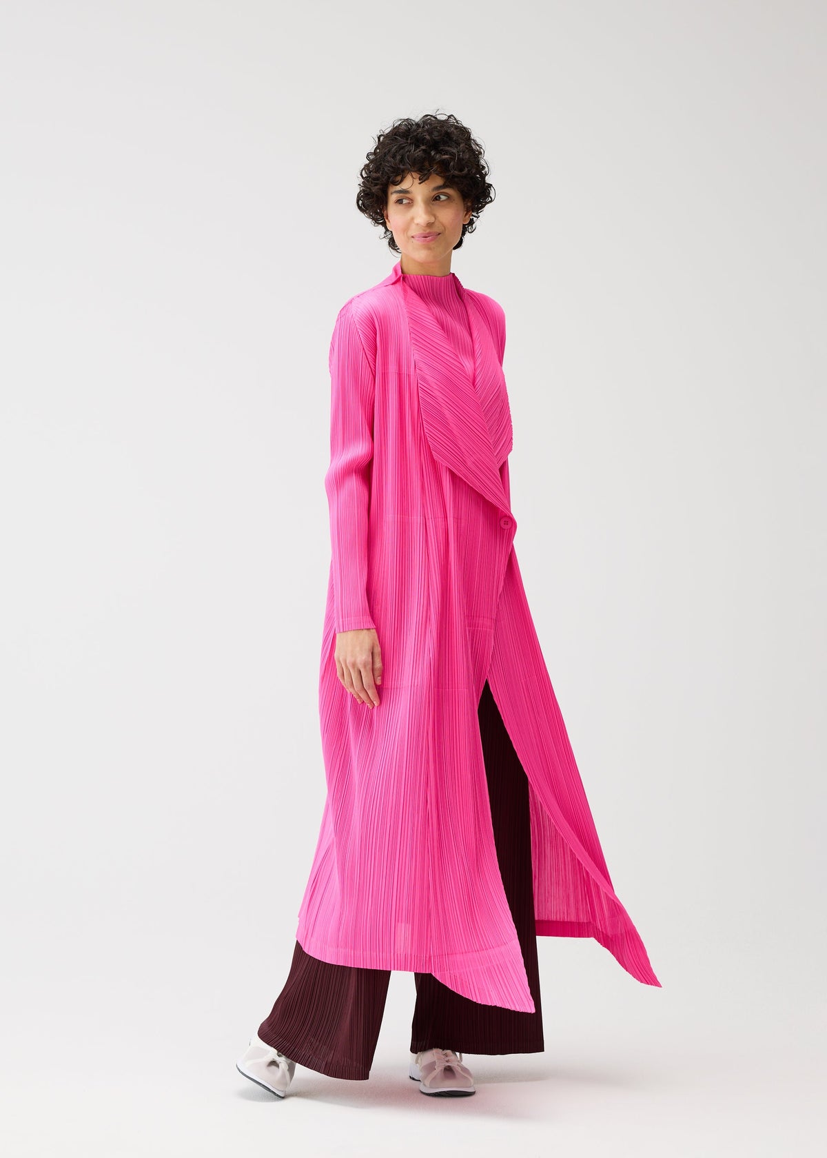 A model wears the PLEATS PLEASE ISSEY MIYAKE MONTHLY COLORS JANUARY prêt à porter.