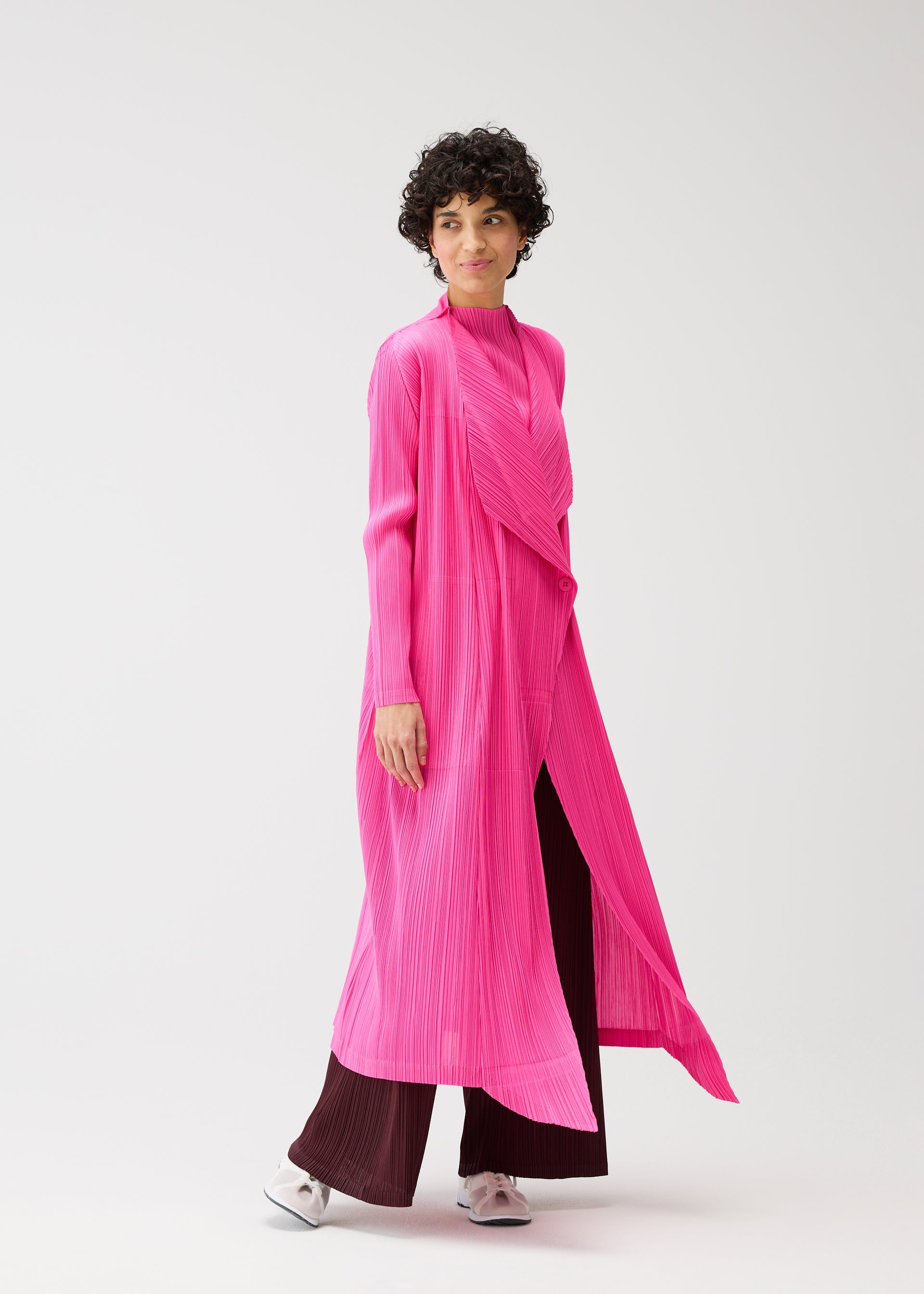 A model wears the PLEATS PLEASE ISSEY MIYAKE MONTHLY COLORS JANUARY prêt à porter.