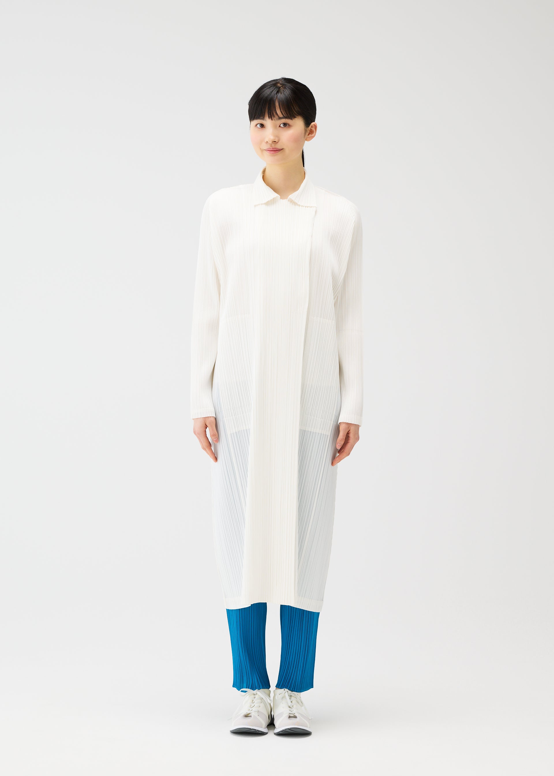 A model wears the PLEATS PLEASE ISSEY MIYAKE MONTHLY COLORS FEBRUARY prêt à porter.