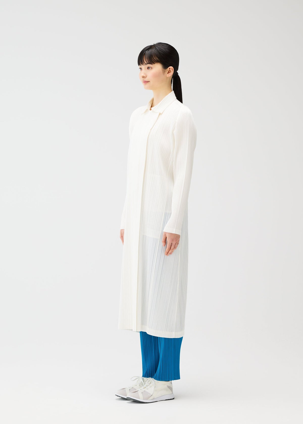A model wears the PLEATS PLEASE ISSEY MIYAKE MONTHLY COLORS FEBRUARY prêt à porter.