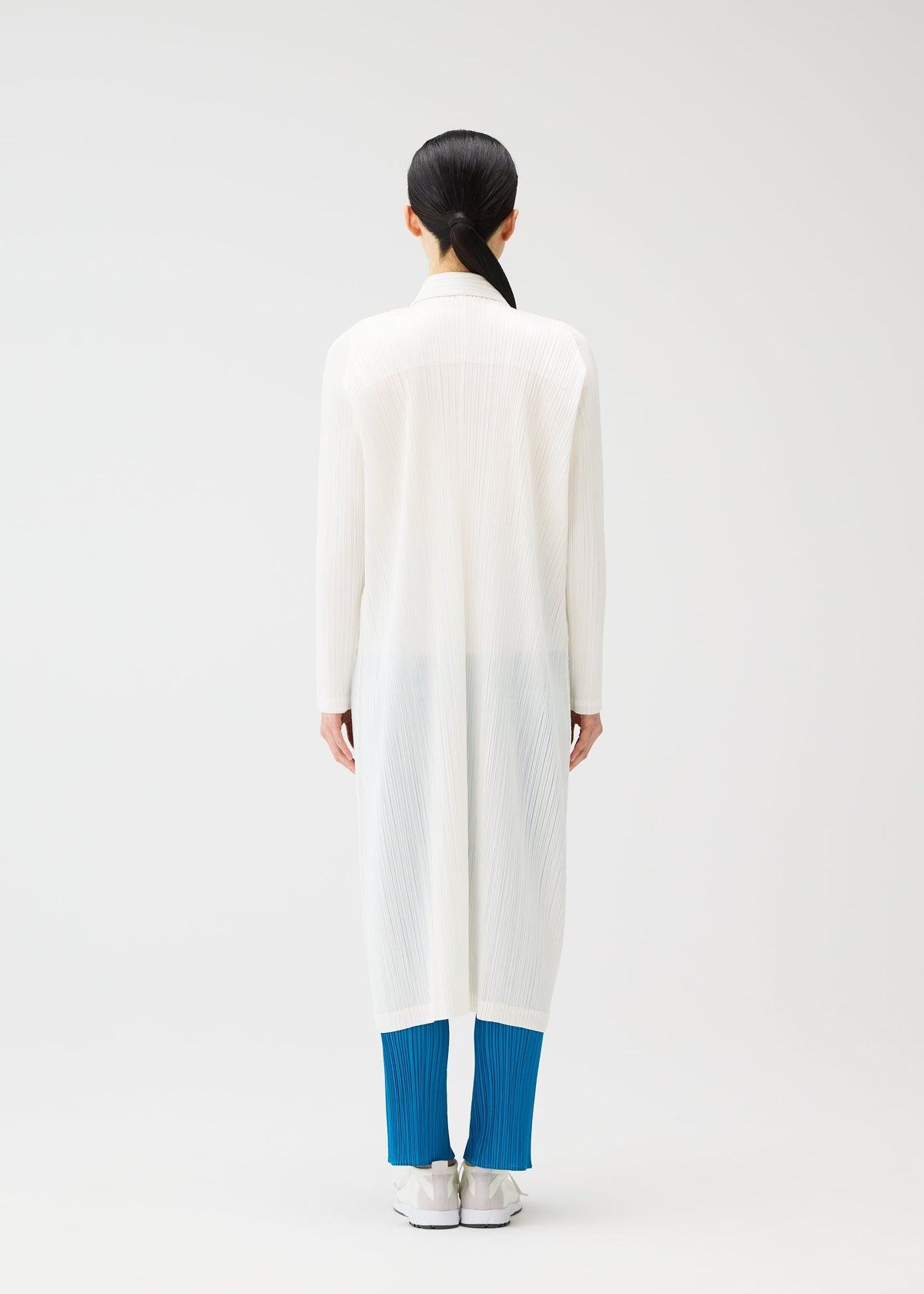 A model wears the PLEATS PLEASE ISSEY MIYAKE MONTHLY COLORS FEBRUARY prêt à porter.