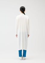 A model wears the PLEATS PLEASE ISSEY MIYAKE MONTHLY COLORS FEBRUARY prêt à porter.
