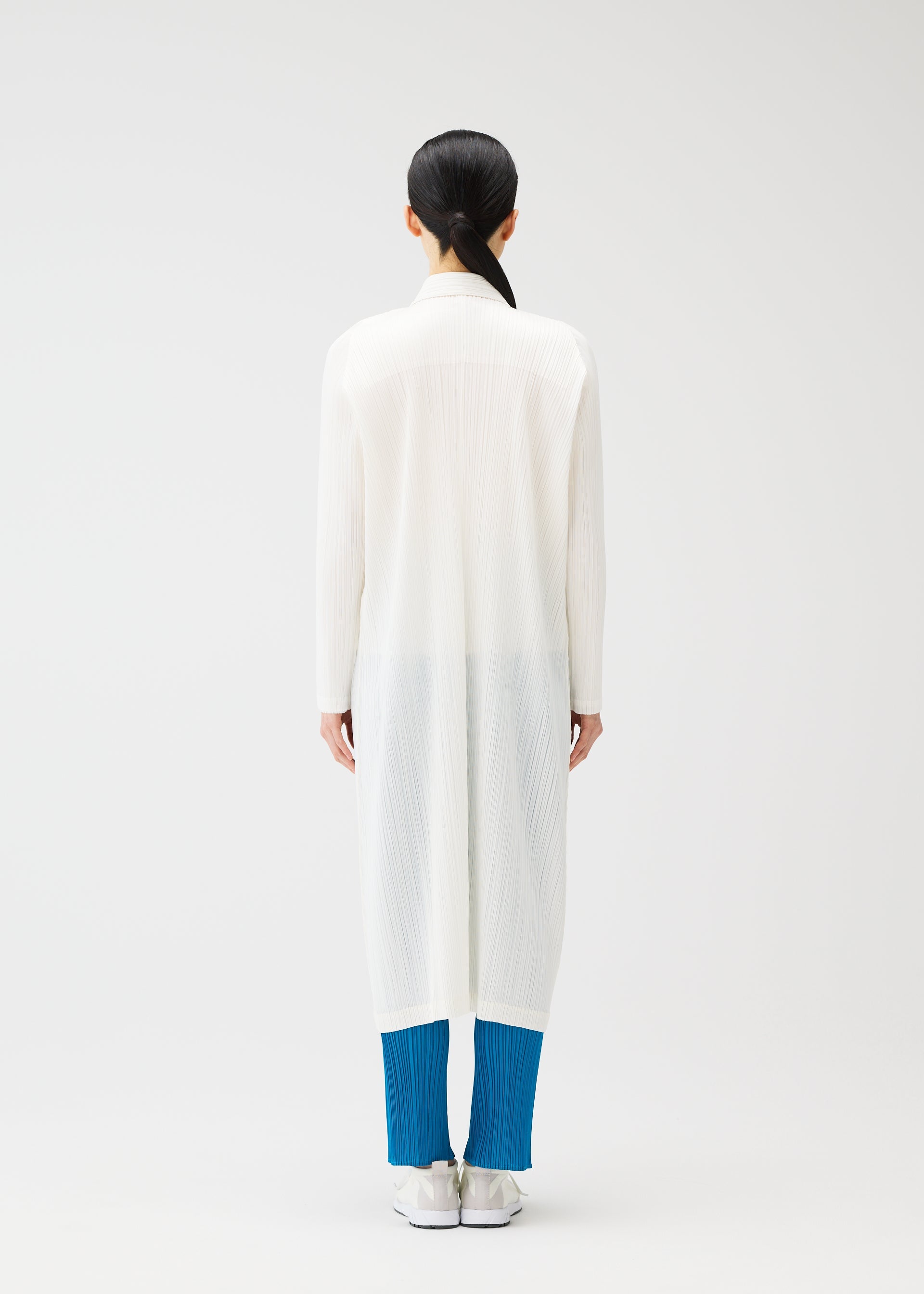 A model wears the PLEATS PLEASE ISSEY MIYAKE MONTHLY COLORS FEBRUARY prêt à porter.