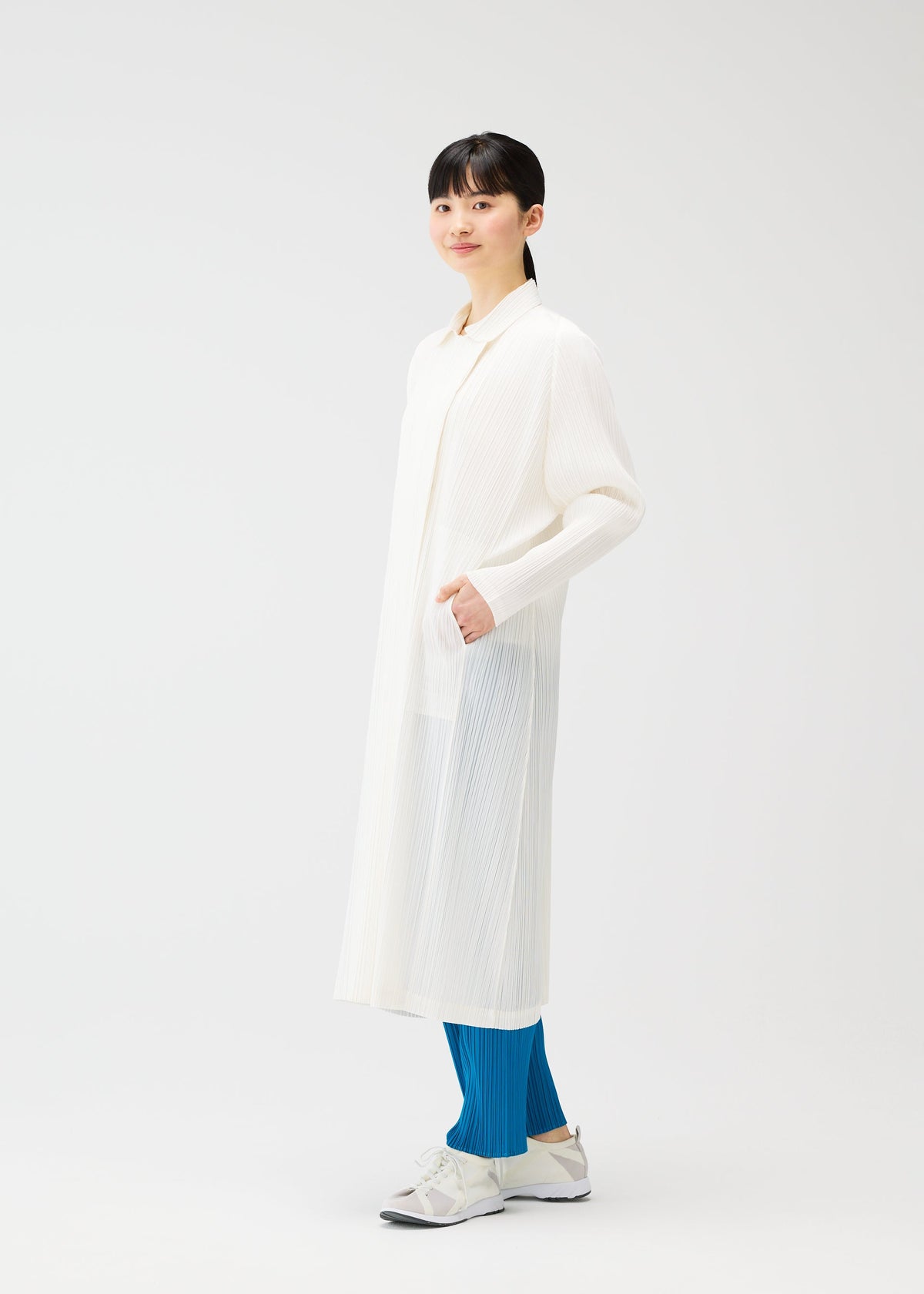A model wears the PLEATS PLEASE ISSEY MIYAKE MONTHLY COLORS FEBRUARY prêt à porter.