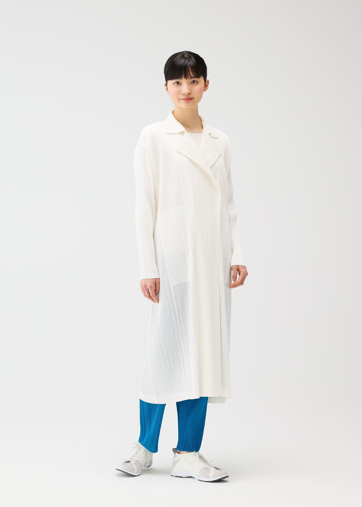 A model wears the PLEATS PLEASE ISSEY MIYAKE MONTHLY COLORS FEBRUARY prêt à porter.