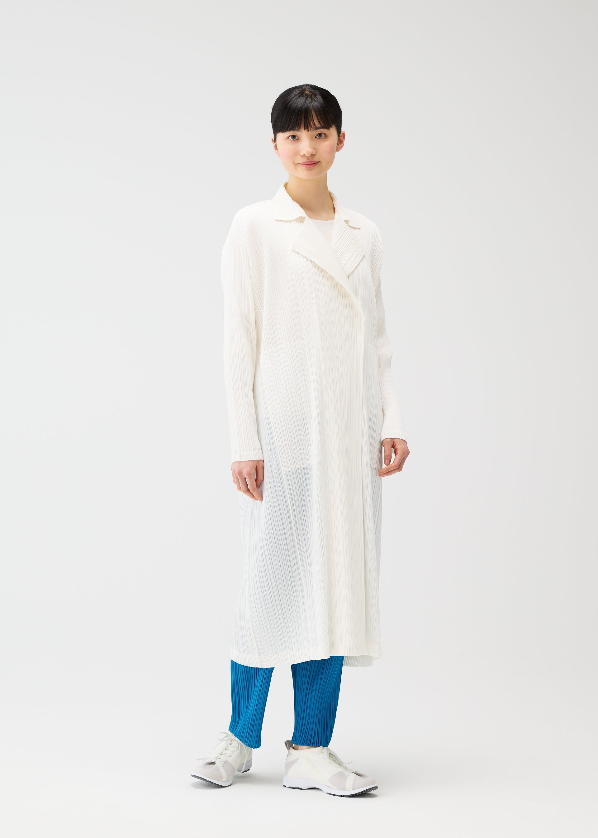 A model wears the PLEATS PLEASE ISSEY MIYAKE MONTHLY COLORS FEBRUARY prêt à porter.
