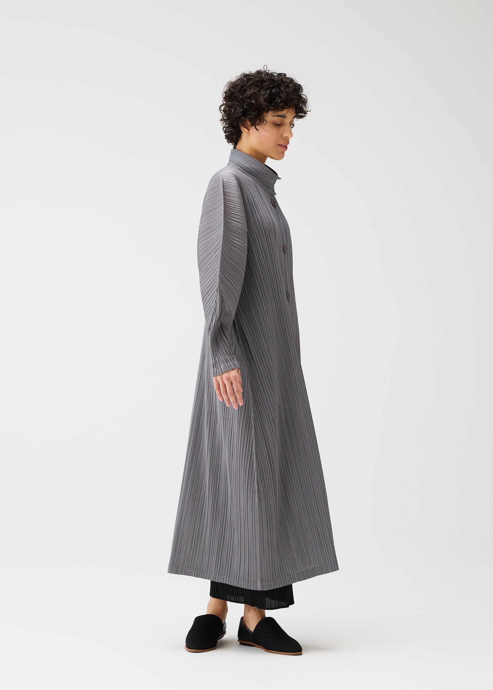 A model wears the PLEATS PLEASE ISSEY MIYAKE SKYLINE prêt à porter.