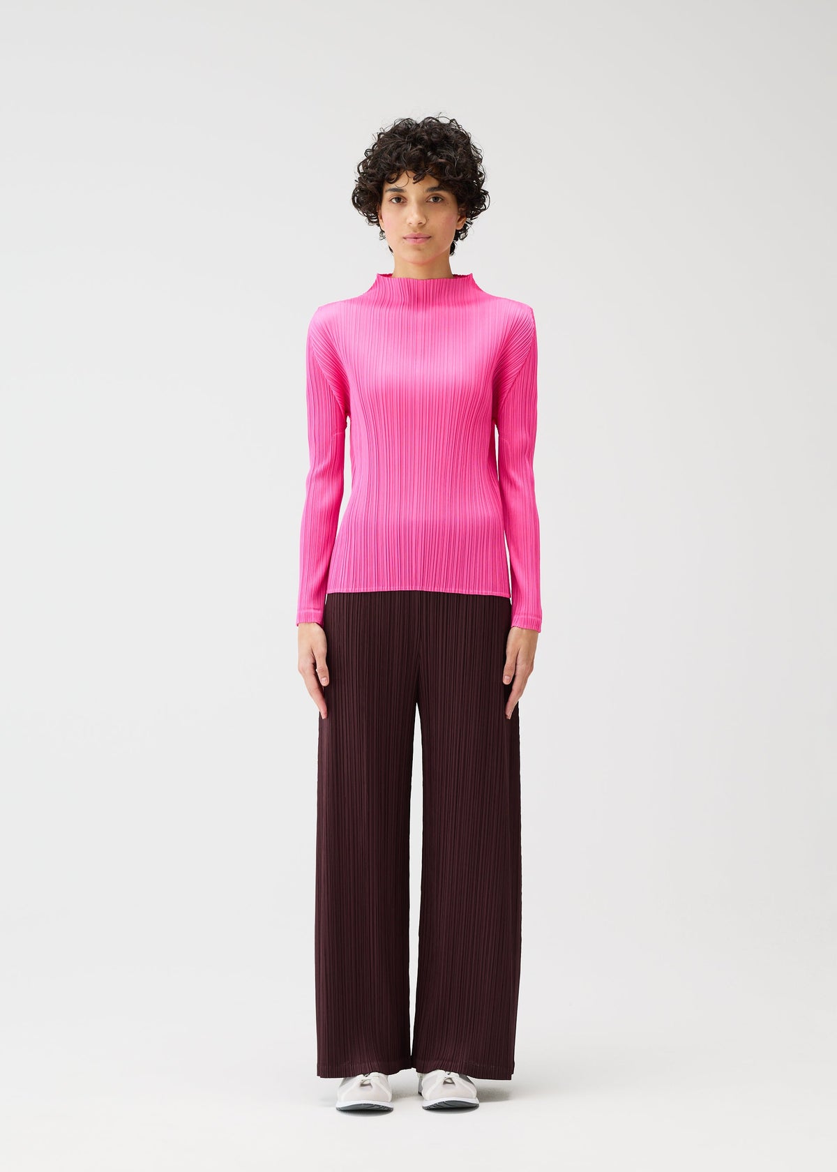 A model wears the PLEATS PLEASE ISSEY MIYAKE MONTHLY COLORS JANUARY prêt à porter.