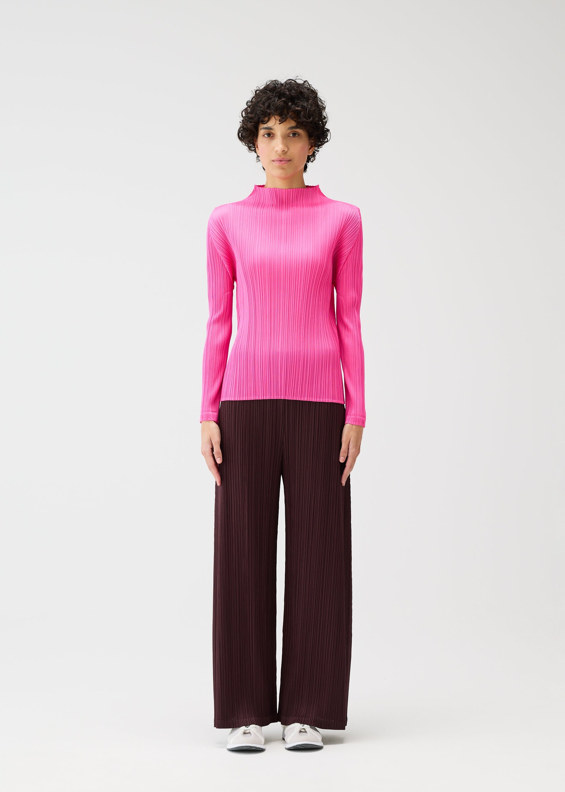 ISSEY　MIYAKE　うねり斜めプリーツ　トップス　ワインレッド or 赤紫 MONTHLY COLORS : JANUARY Trousers Bordeaux – ISSEY MIYAKE EU
