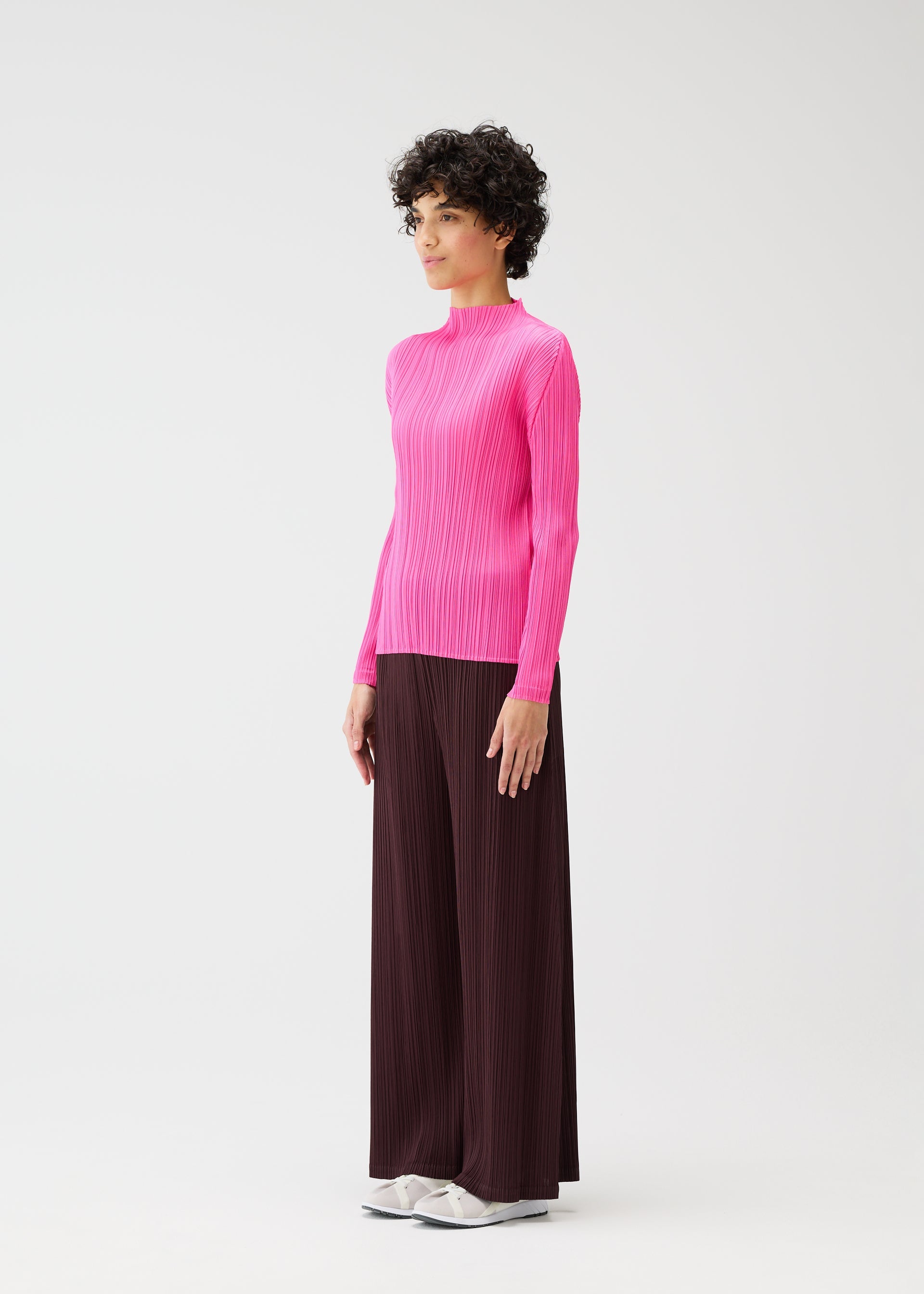 A model wears the PLEATS PLEASE ISSEY MIYAKE MONTHLY COLORS JANUARY prêt à porter.