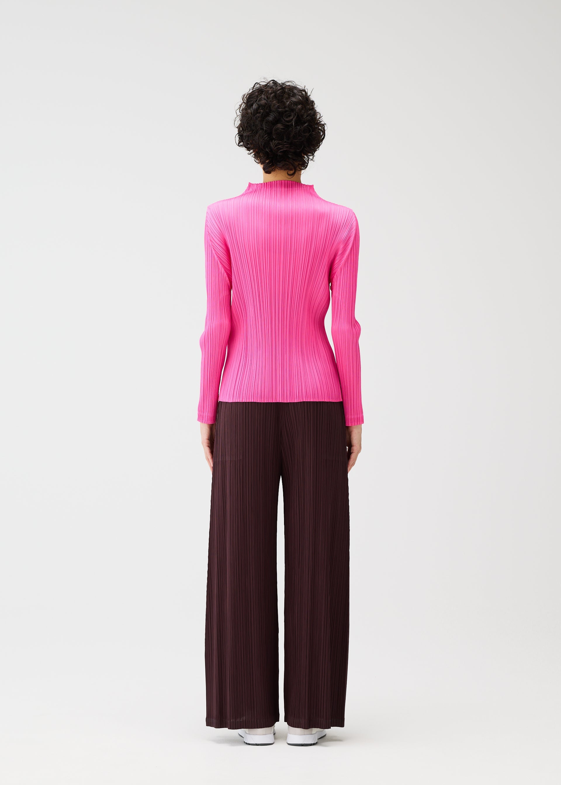 A model wears the PLEATS PLEASE ISSEY MIYAKE MONTHLY COLORS JANUARY prêt à porter.