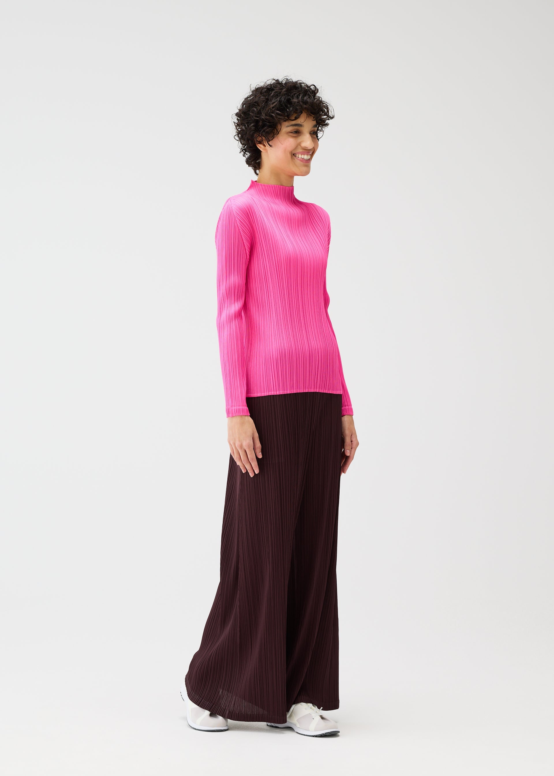 A model wears the PLEATS PLEASE ISSEY MIYAKE MONTHLY COLORS JANUARY prêt à porter.