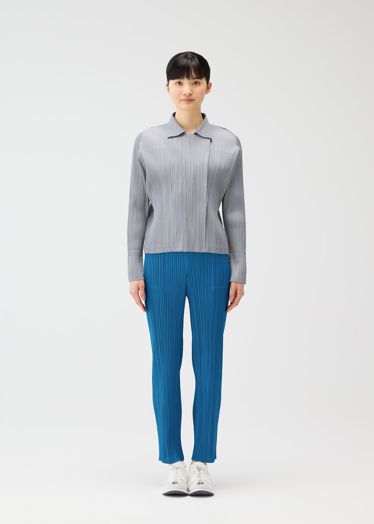 A model wears the PLEATS PLEASE ISSEY MIYAKE MONTHLY COLORS FEBRUARY prêt à porter.