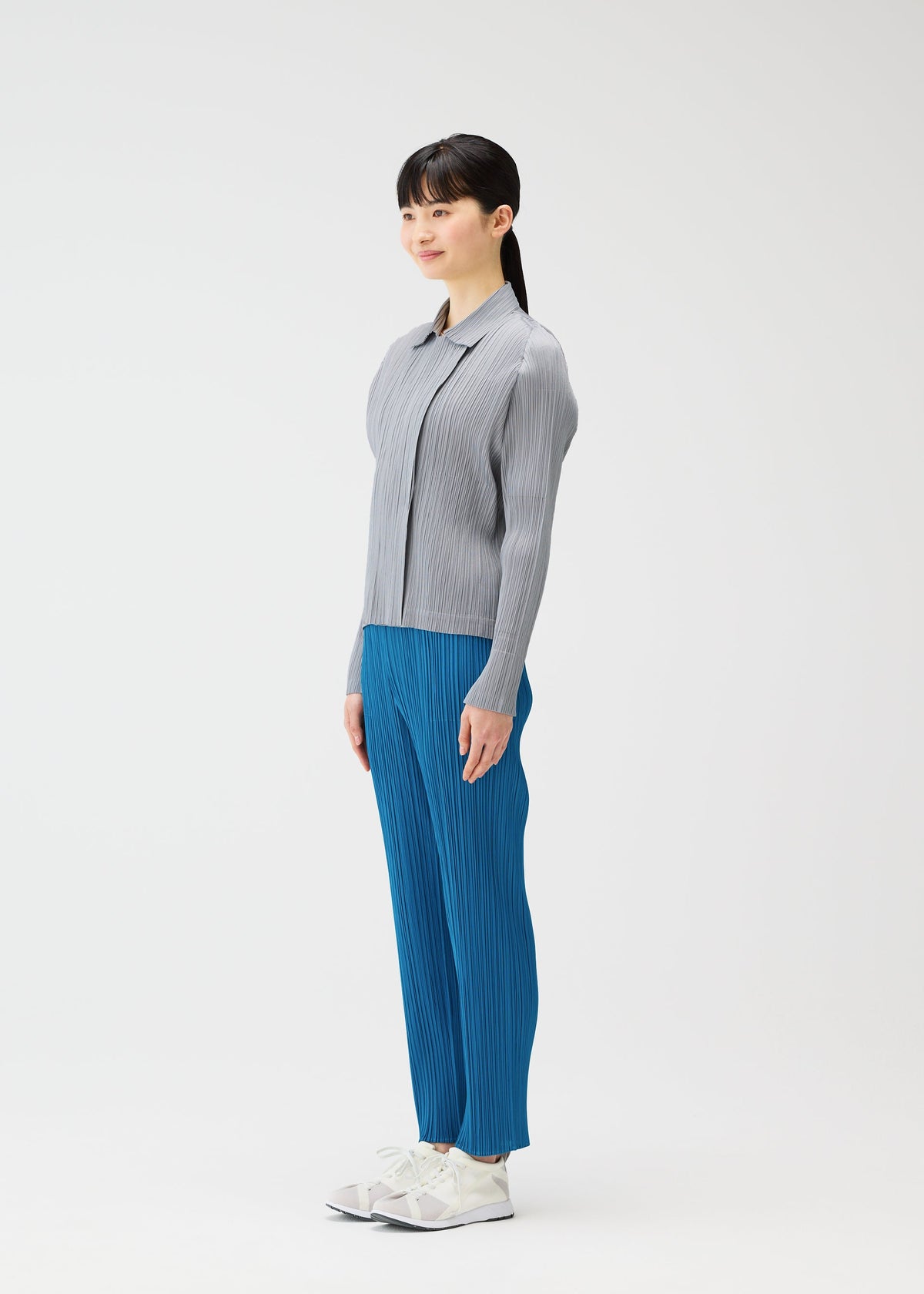 A model wears the PLEATS PLEASE ISSEY MIYAKE MONTHLY COLORS FEBRUARY prêt à porter.