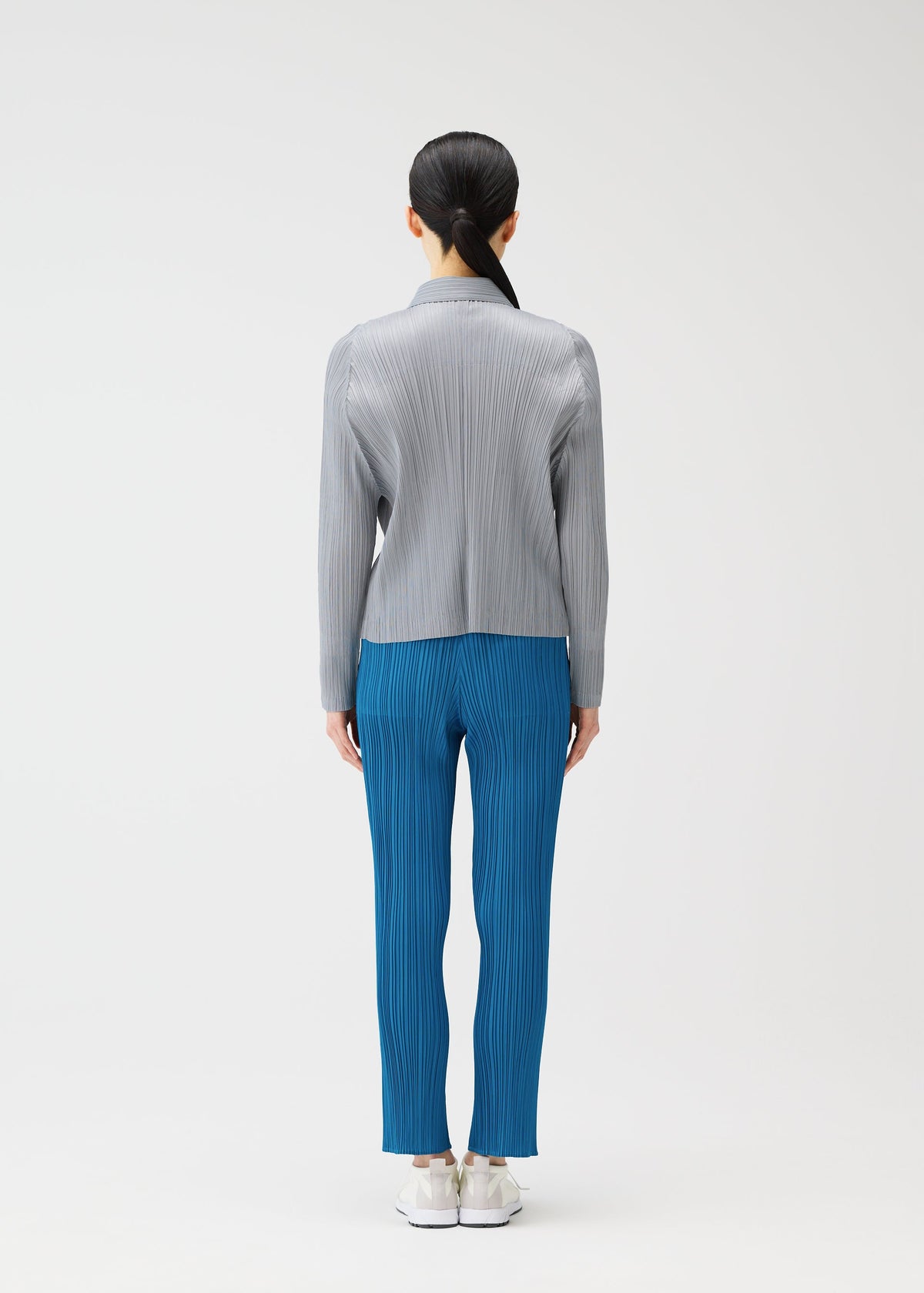 A model wears the PLEATS PLEASE ISSEY MIYAKE MONTHLY COLORS FEBRUARY prêt à porter.