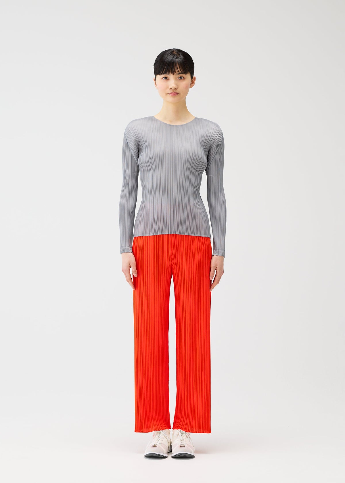 A model wears the PLEATS PLEASE ISSEY MIYAKE MONTHLY COLORS FEBRUARY prêt à porter.
