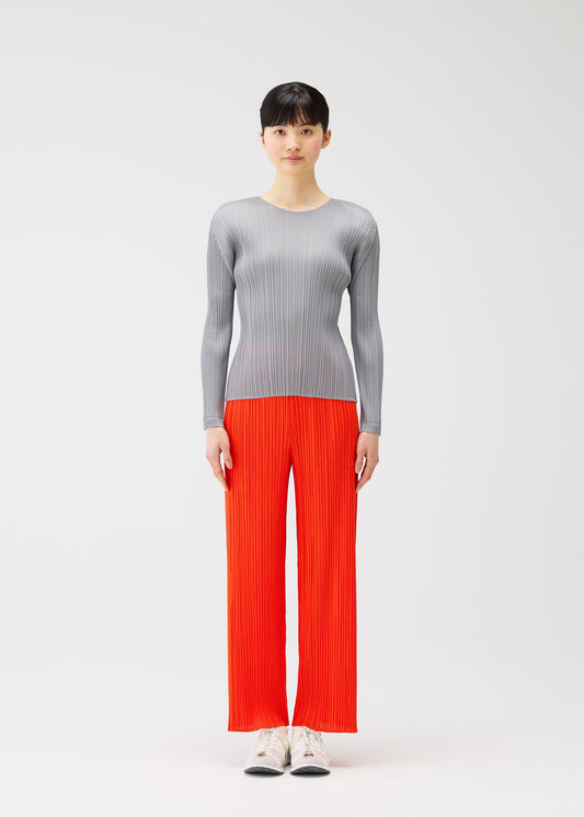 A model wears the PLEATS PLEASE ISSEY MIYAKE MONTHLY COLORS FEBRUARY prêt à porter.