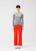 A model wears the PLEATS PLEASE ISSEY MIYAKE MONTHLY COLORS FEBRUARY prêt à porter.