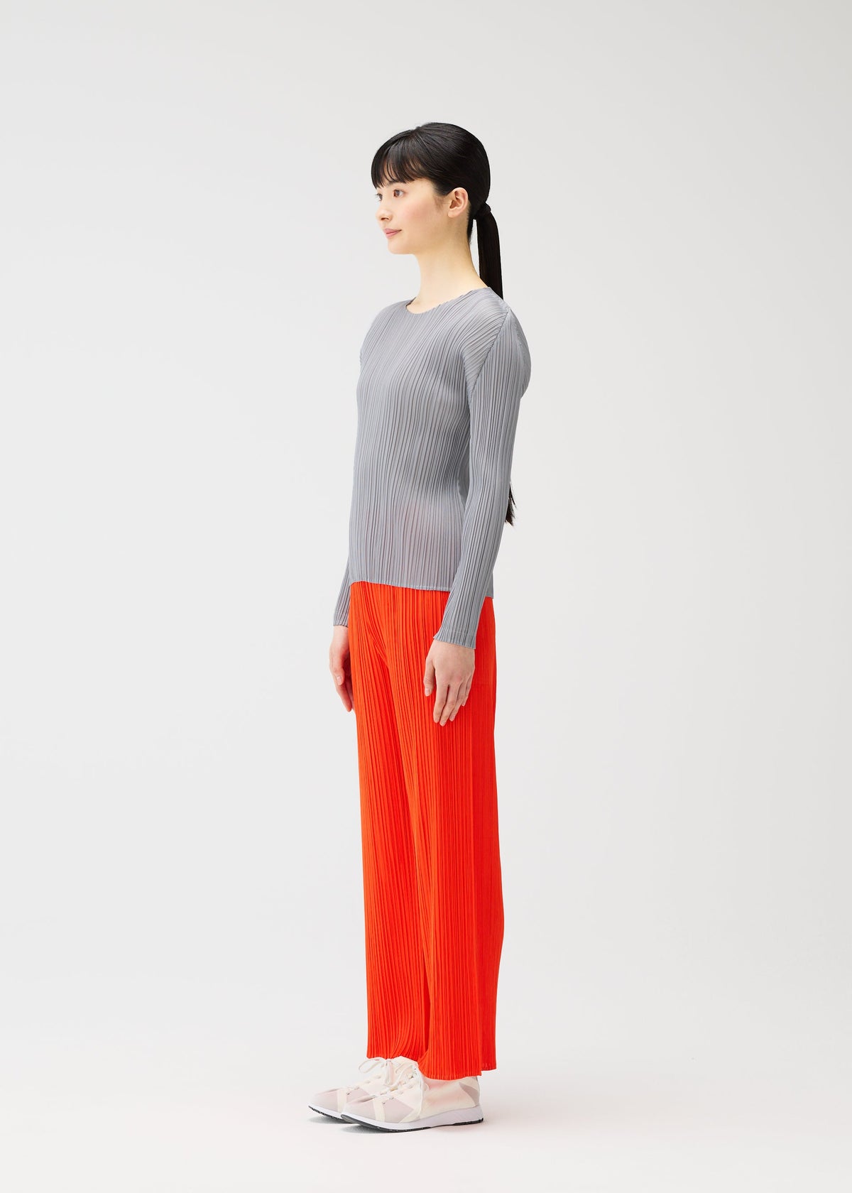 A model wears the PLEATS PLEASE ISSEY MIYAKE MONTHLY COLORS FEBRUARY prêt à porter.
