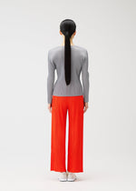 A model wears the PLEATS PLEASE ISSEY MIYAKE MONTHLY COLORS FEBRUARY prêt à porter.