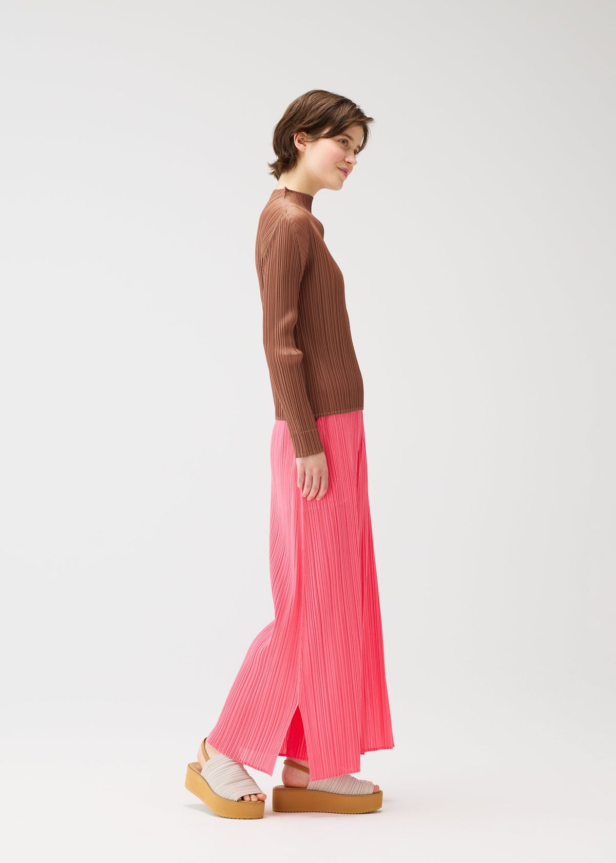 A model wears the Pleats Please Issey Miyake MONTHLY COLORS MARCH prêt à porter.