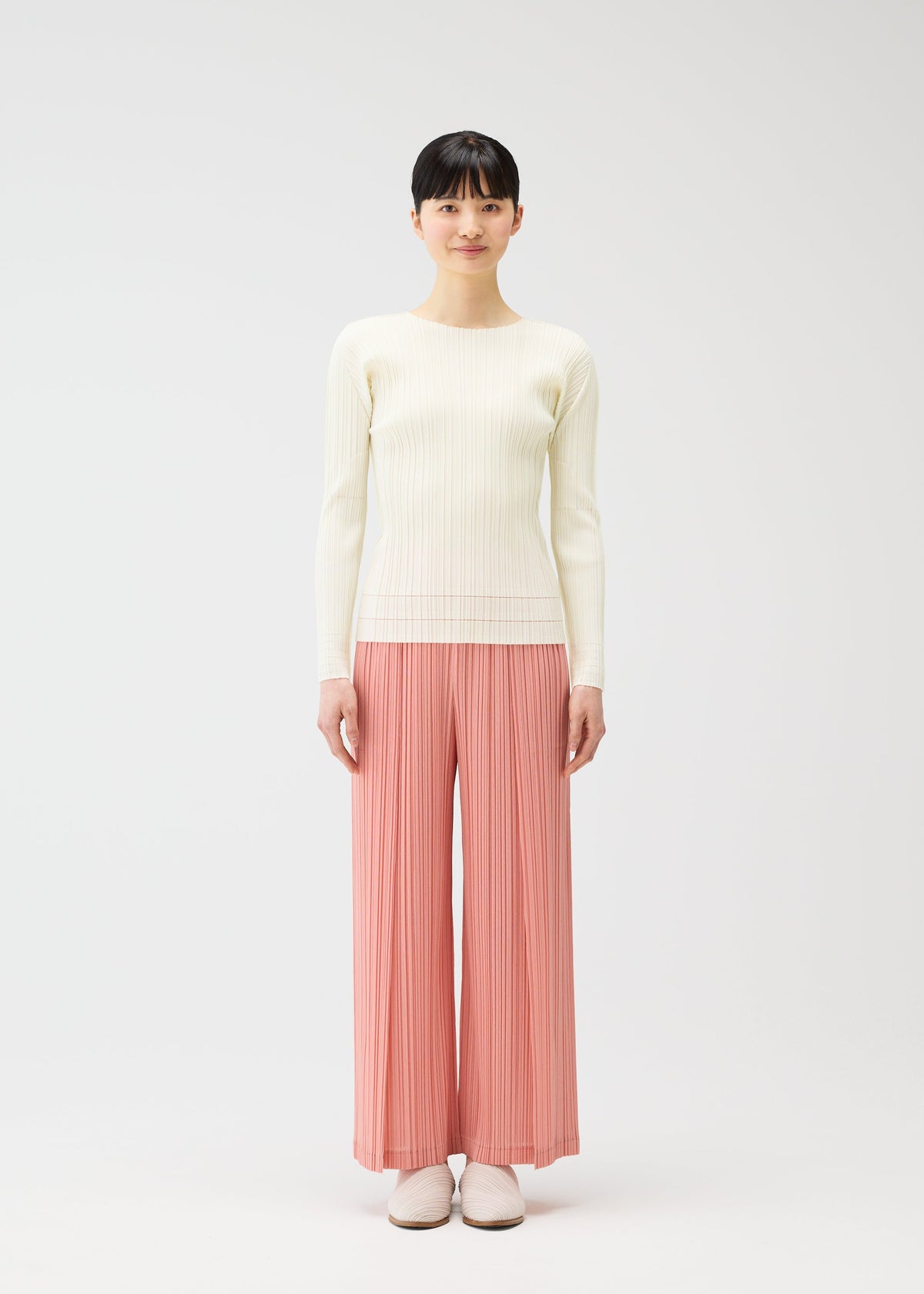 A model wears the Pleats Please Issey Miyake RAMIE PLEATS prêt à porter.