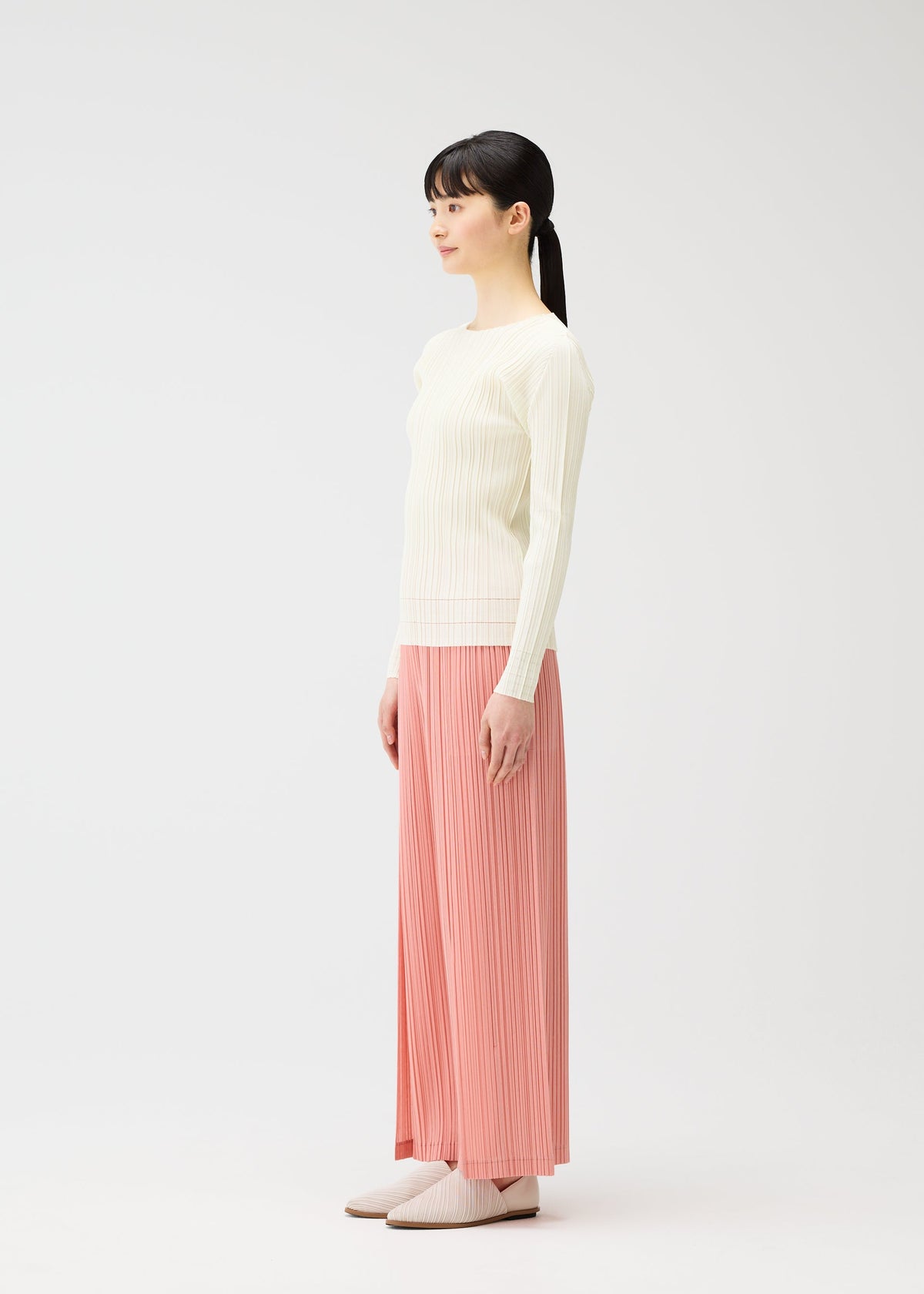 A model wears the Pleats Please Issey Miyake RAMIE PLEATS prêt à porter.