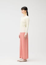 A model wears the Pleats Please Issey Miyake RAMIE PLEATS prêt à porter.