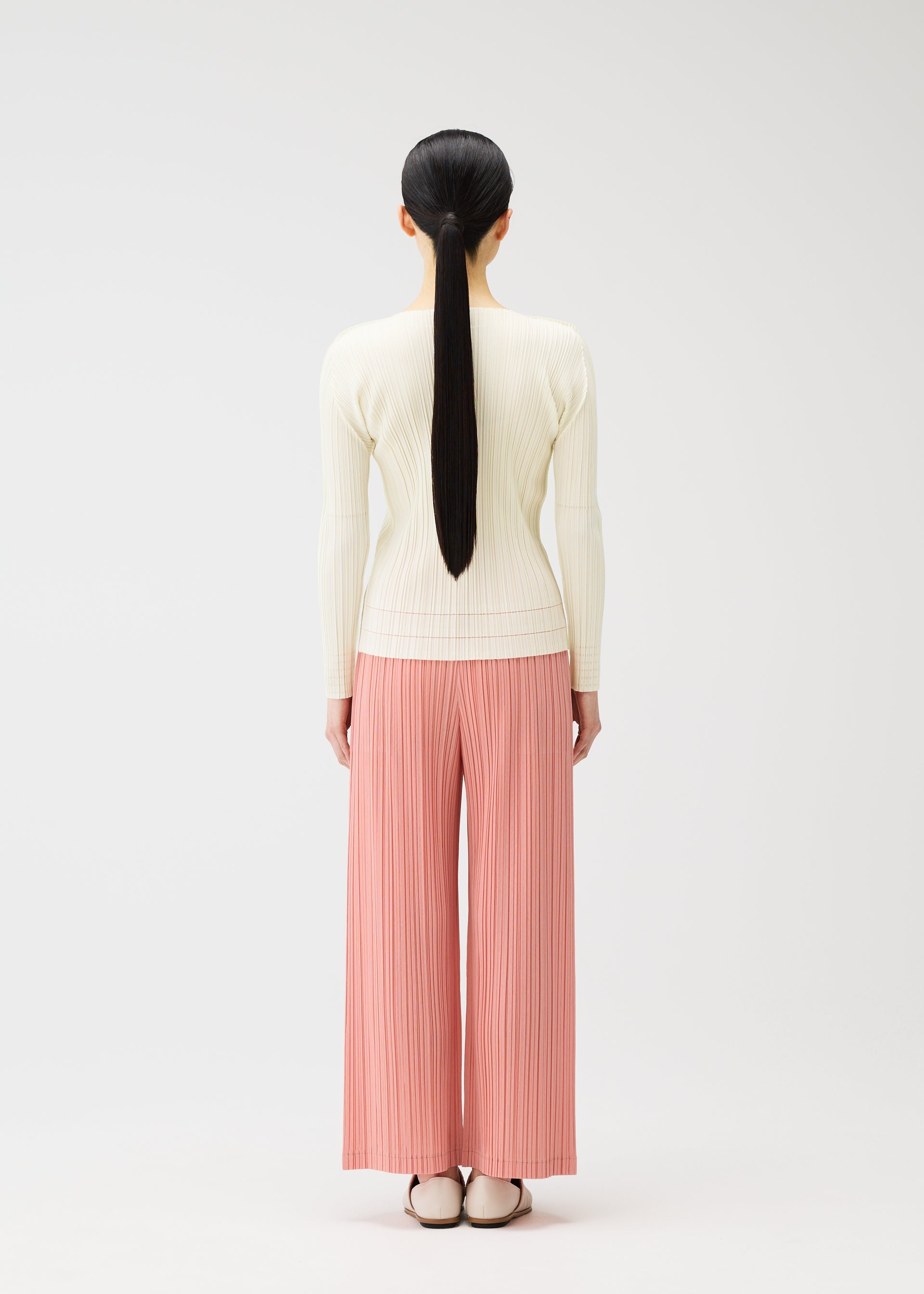 A model wears the Pleats Please Issey Miyake RAMIE PLEATS prêt à porter.