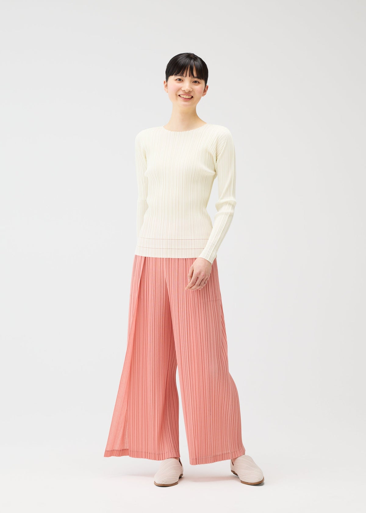 A model wears the Pleats Please Issey Miyake RAMIE PLEATS prêt à porter.