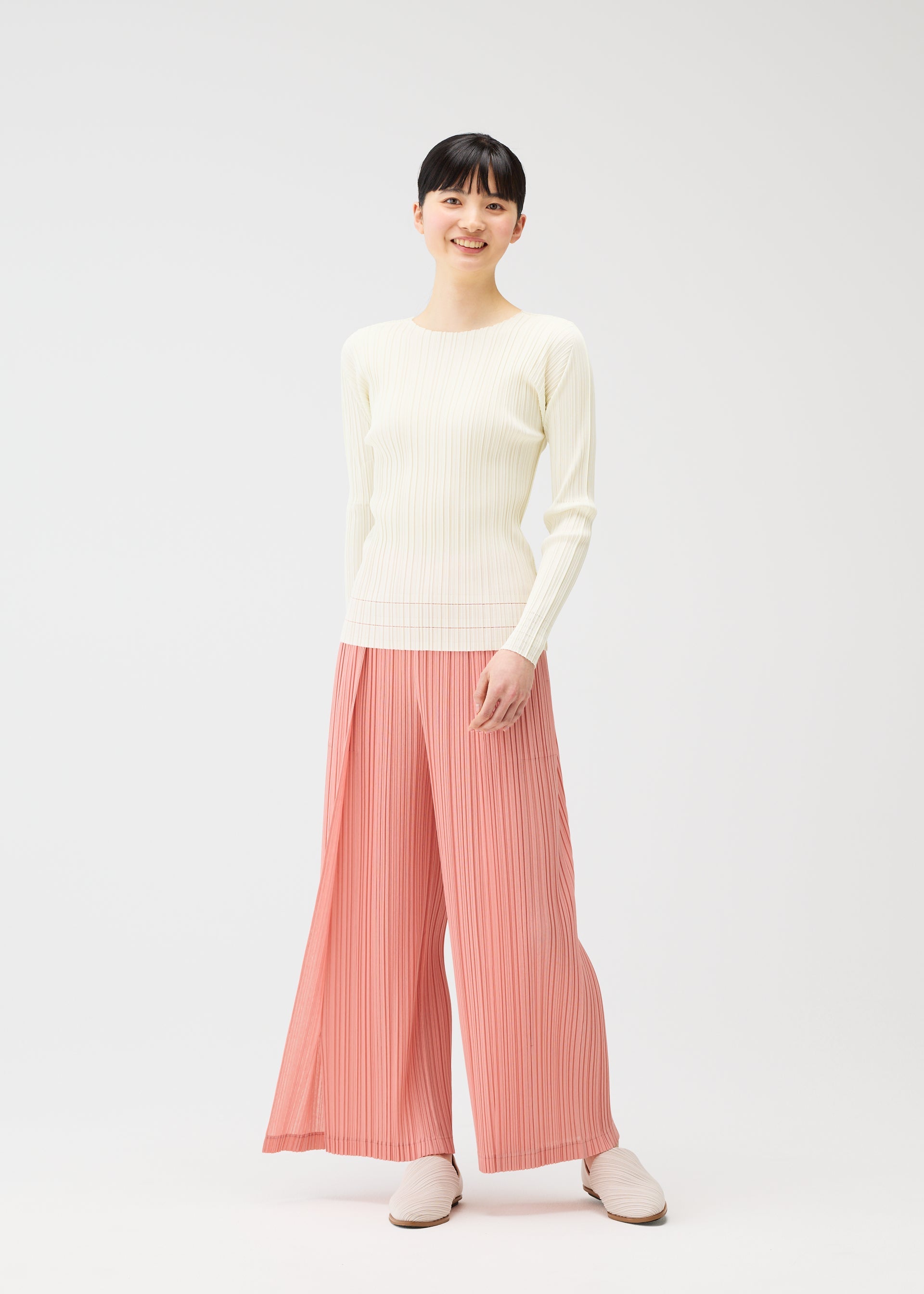 A model wears the Pleats Please Issey Miyake RAMIE PLEATS prêt à porter.