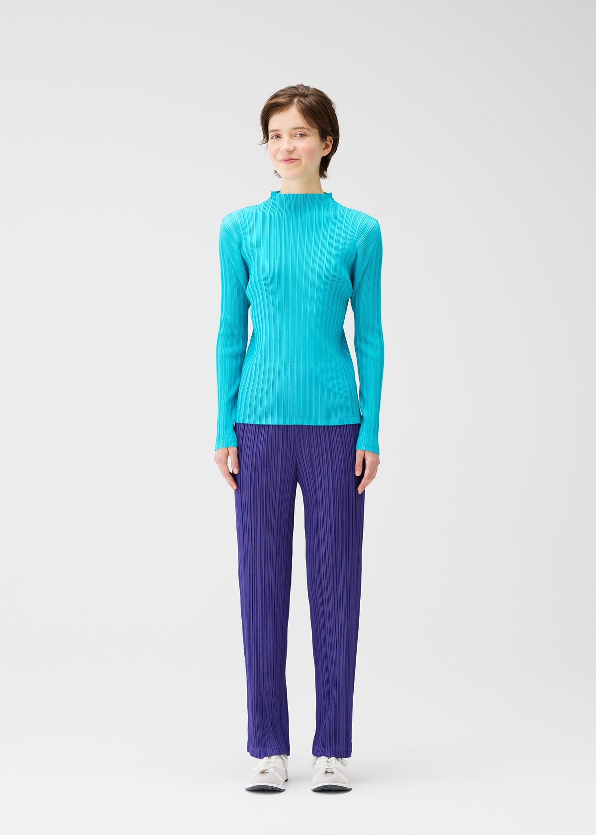 A model wears the PLEATS PLEASE ISSEY MIYAKE THICKER BOTTOMS 1 prêt à porter.