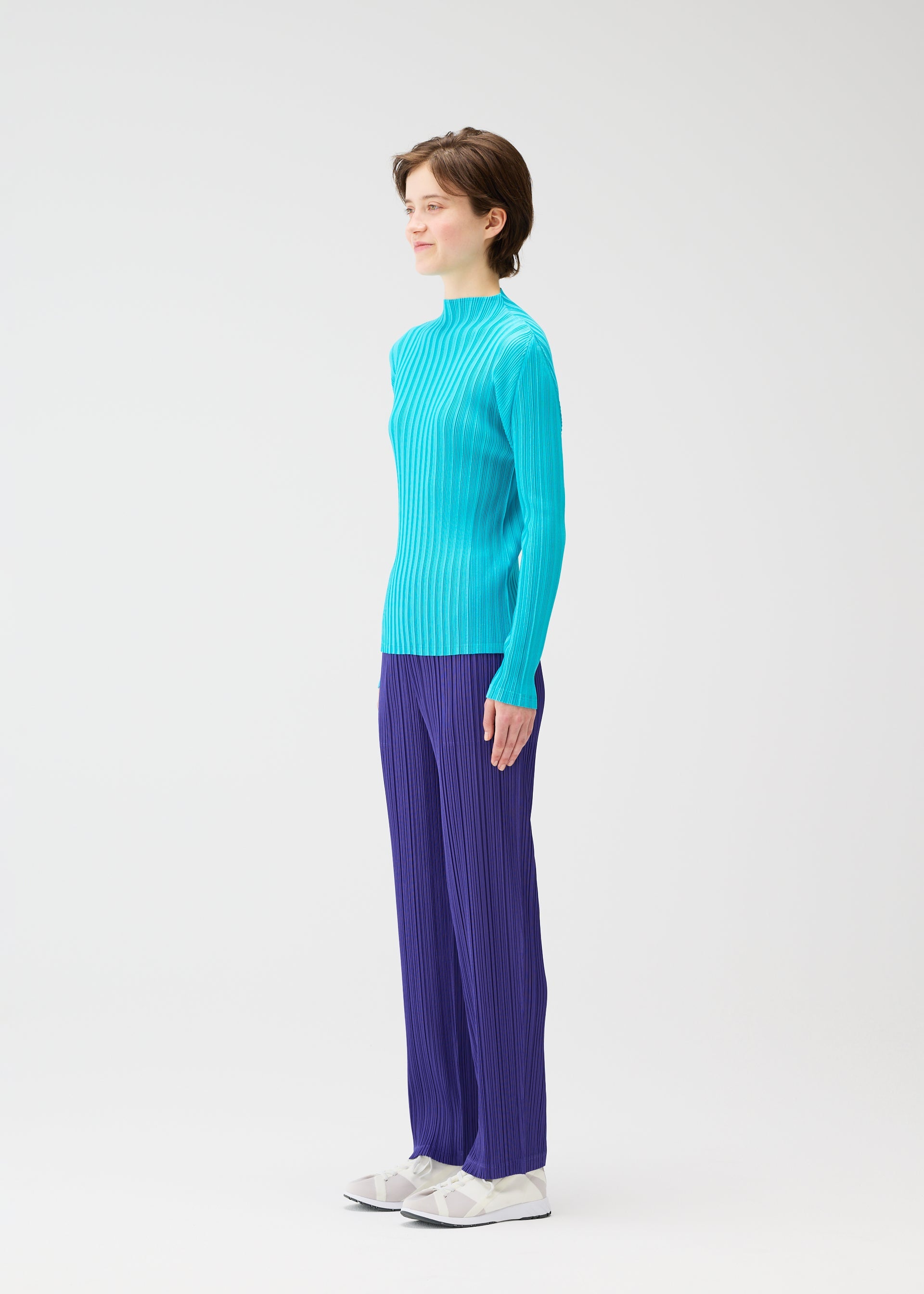 A model wears the PLEATS PLEASE ISSEY MIYAKE THICKER BOTTOMS 1 prêt à porter.