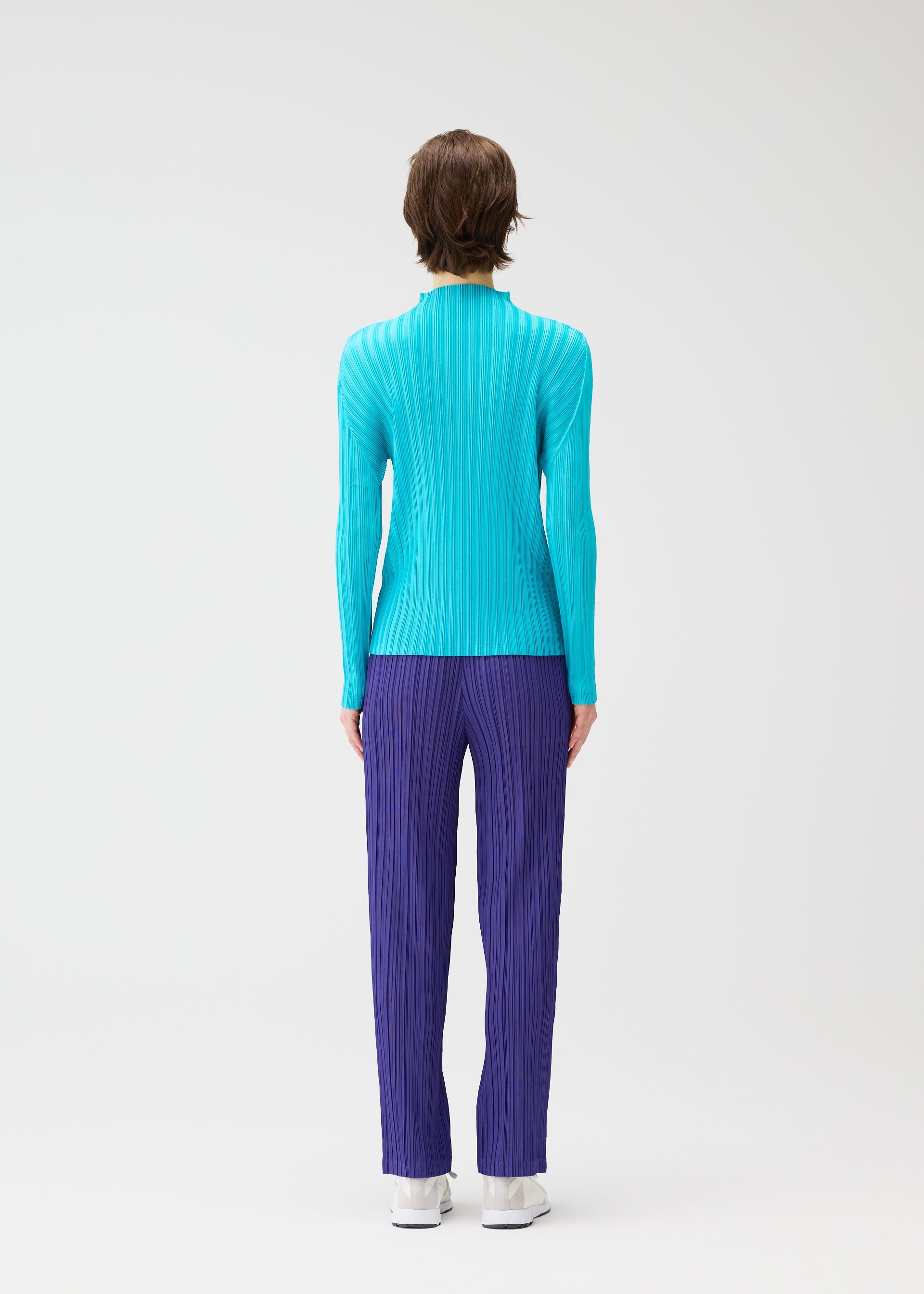 A model wears the PLEATS PLEASE ISSEY MIYAKE THICKER BOTTOMS 1 prêt à porter.