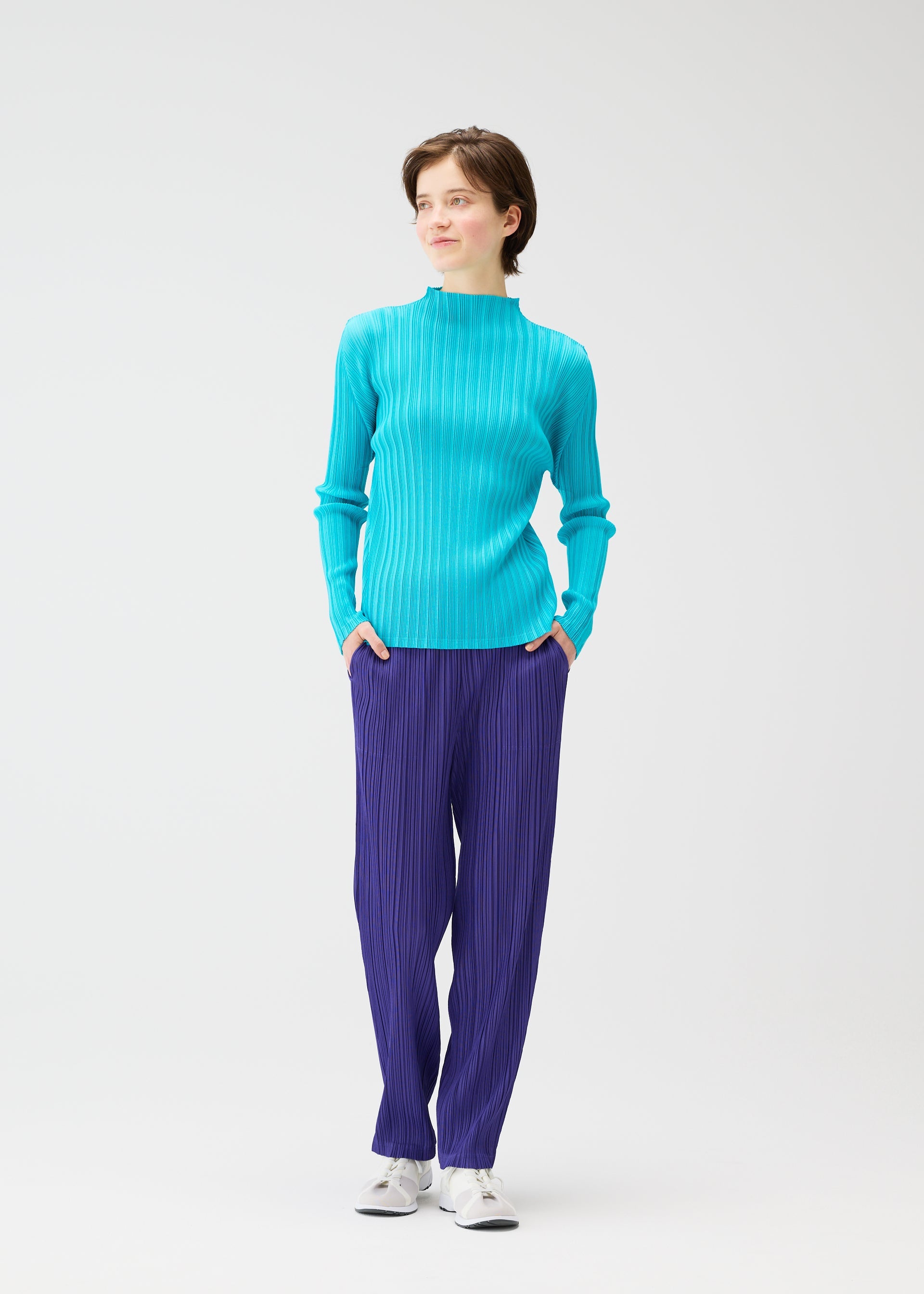 A model wears the PLEATS PLEASE ISSEY MIYAKE THICKER BOTTOMS 1 prêt à porter.