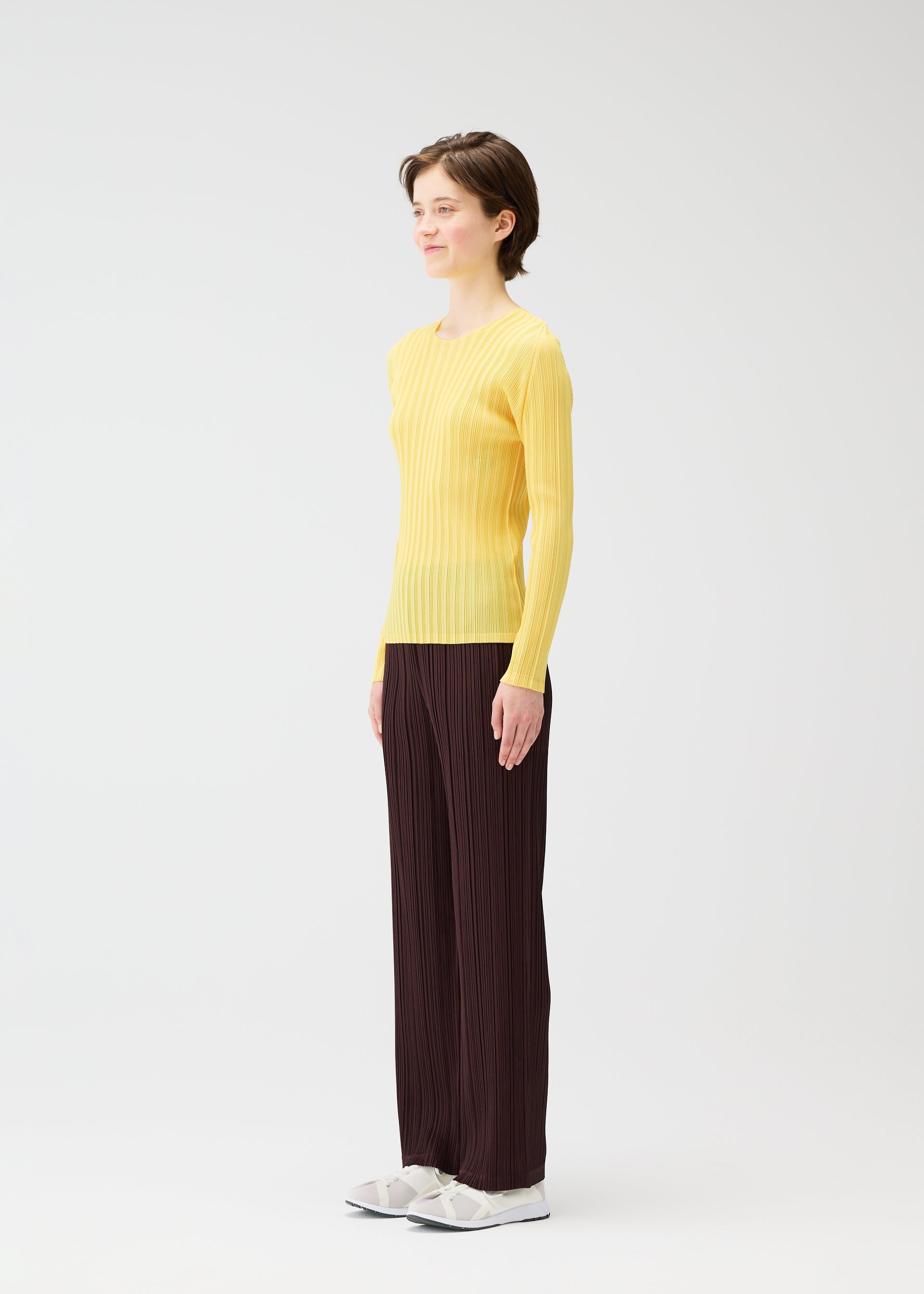 A model wears the PLEATS PLEASE ISSEY MIYAKE THICKER BOTTOMS 1 prêt à porter.