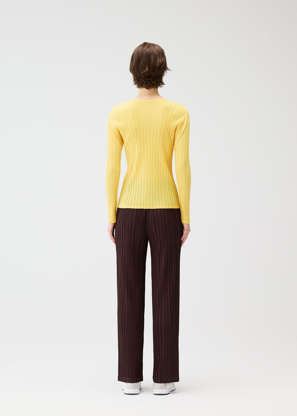 A model wears the PLEATS PLEASE ISSEY MIYAKE THICKER BOTTOMS 1 prêt à porter.