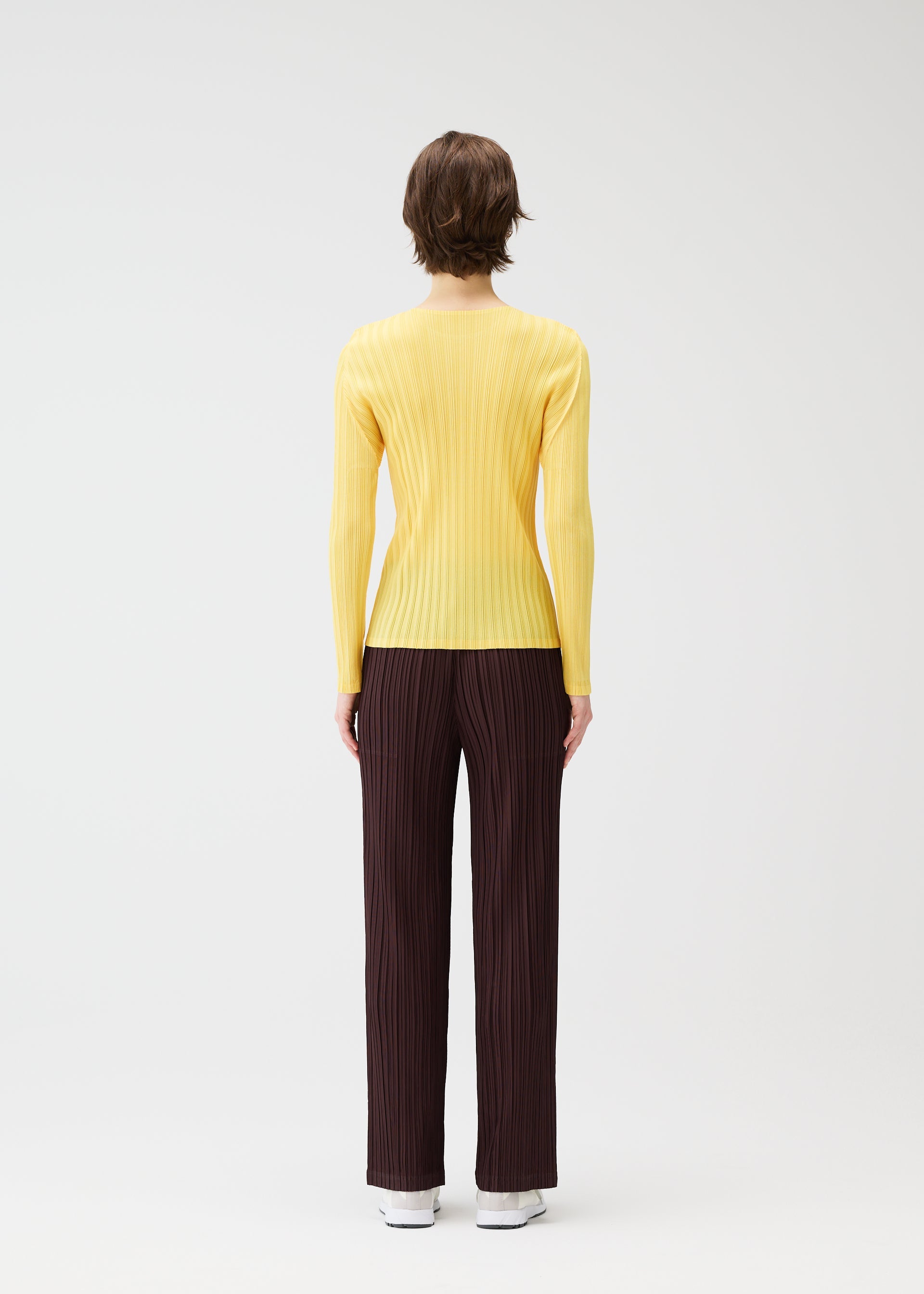 A model wears the PLEATS PLEASE ISSEY MIYAKE THICKER BOTTOMS 1 prêt à porter.