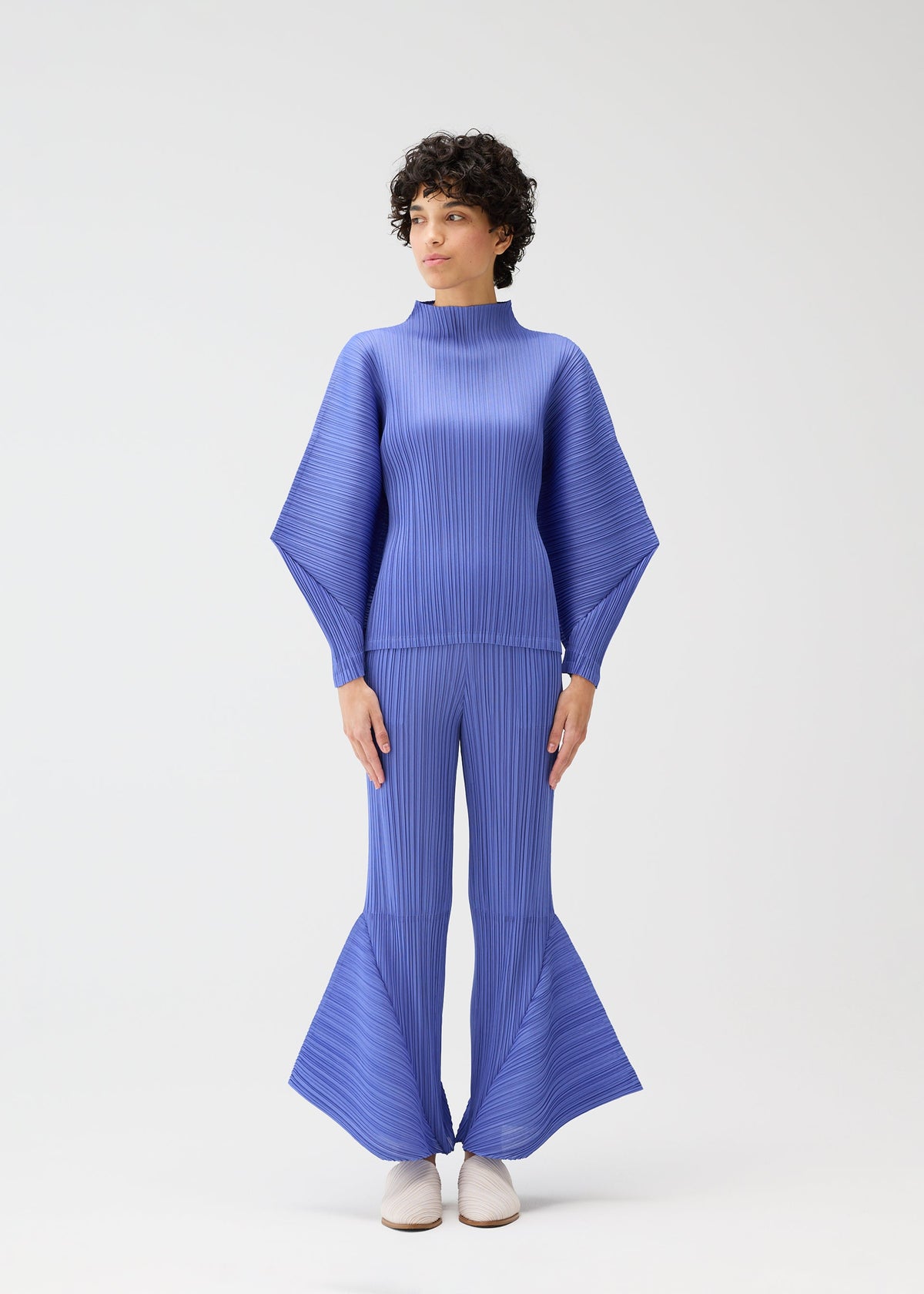 A model wears the PLEATS PLEASE ISSEY MIYAKE SKYLINE prêt à porter.