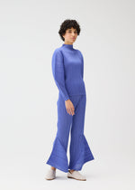 A model wears the PLEATS PLEASE ISSEY MIYAKE SKYLINE prêt à porter.