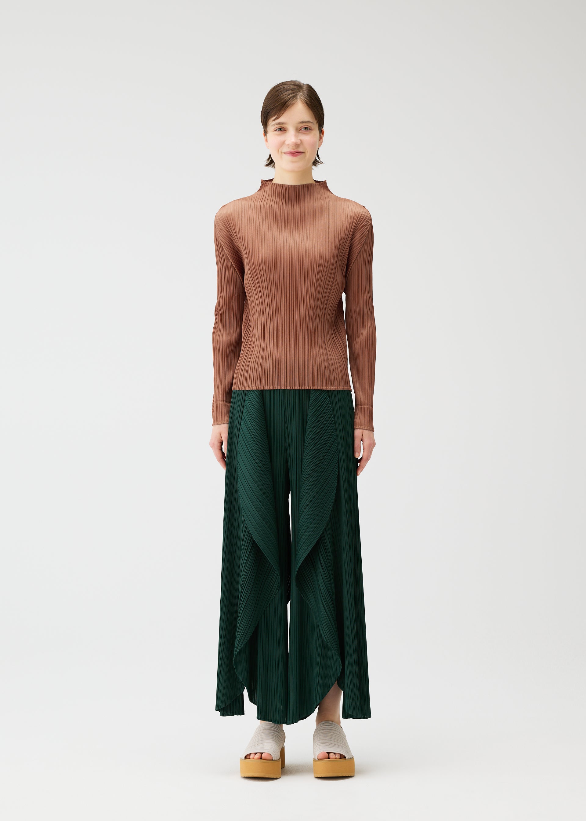 LEAF Trousers Grass Green – ISSEY MIYAKE EU