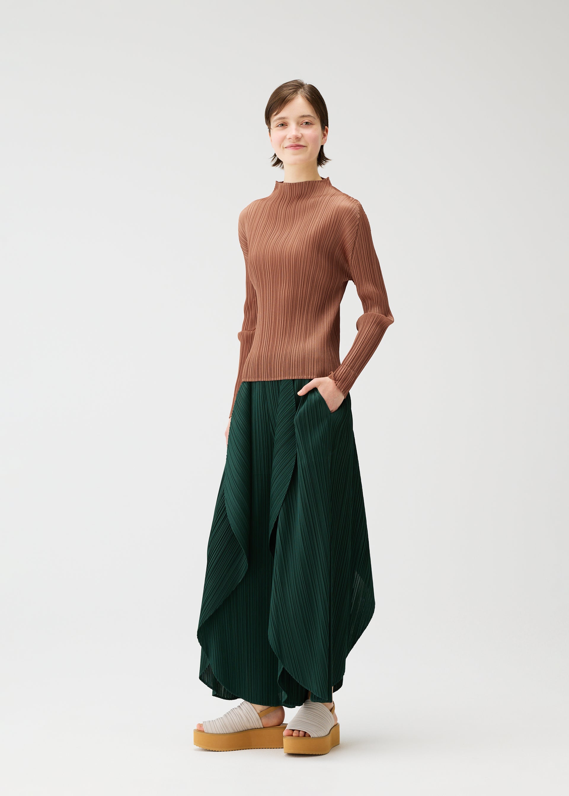 LEAF Trousers Greige – ISSEY MIYAKE EU