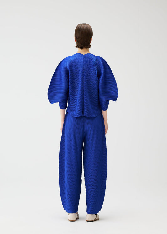 A model wears the PLEATS PLEASE ISSEY MIYAKE COAST pp66jf4637505.