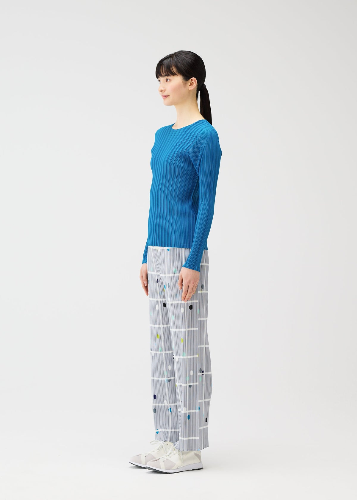A model wears the PLEATS PLEASE ISSEY MIYAKE CROSSING DOTS prêt à porter.