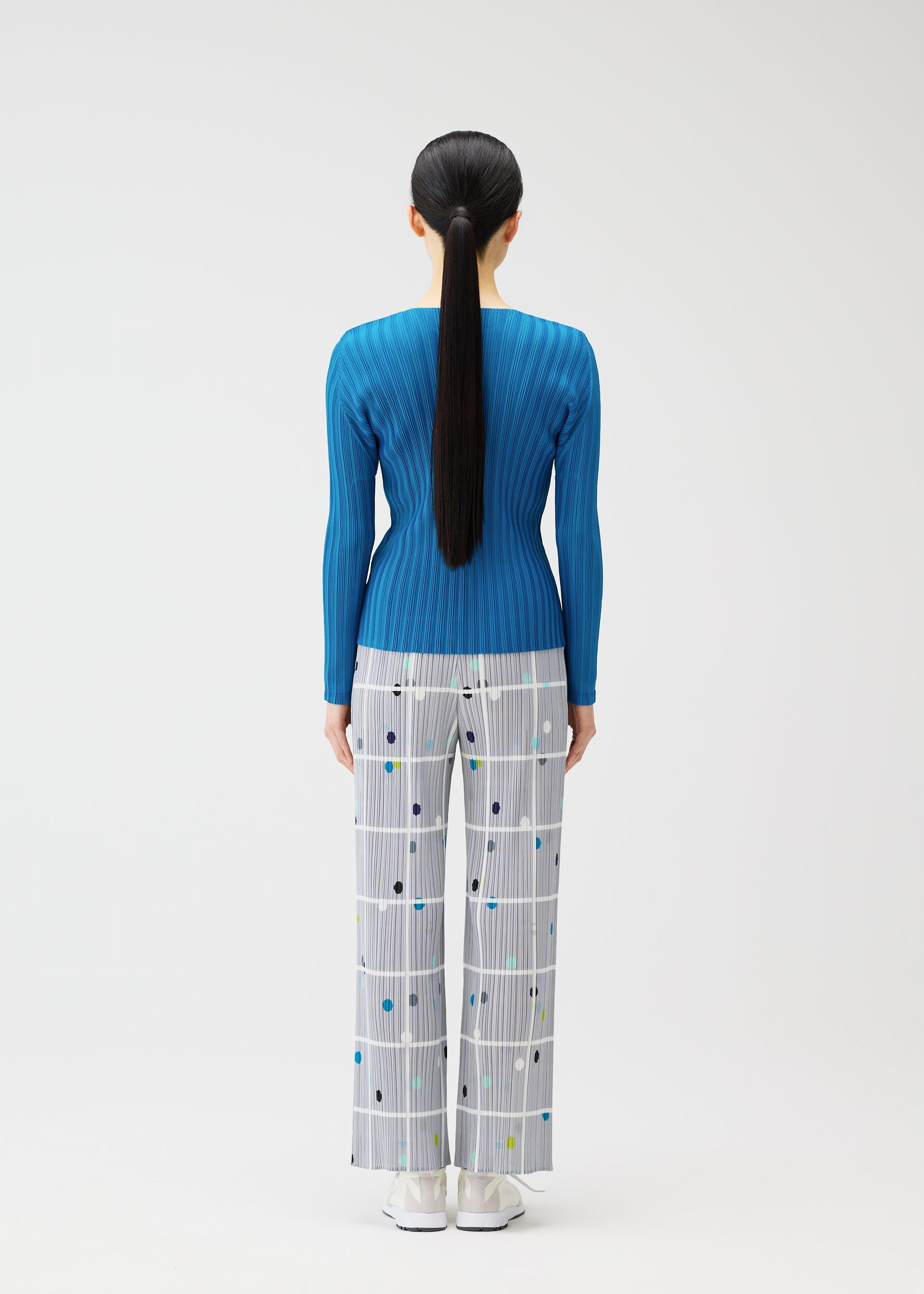 A model wears the PLEATS PLEASE ISSEY MIYAKE CROSSING DOTS prêt à porter.