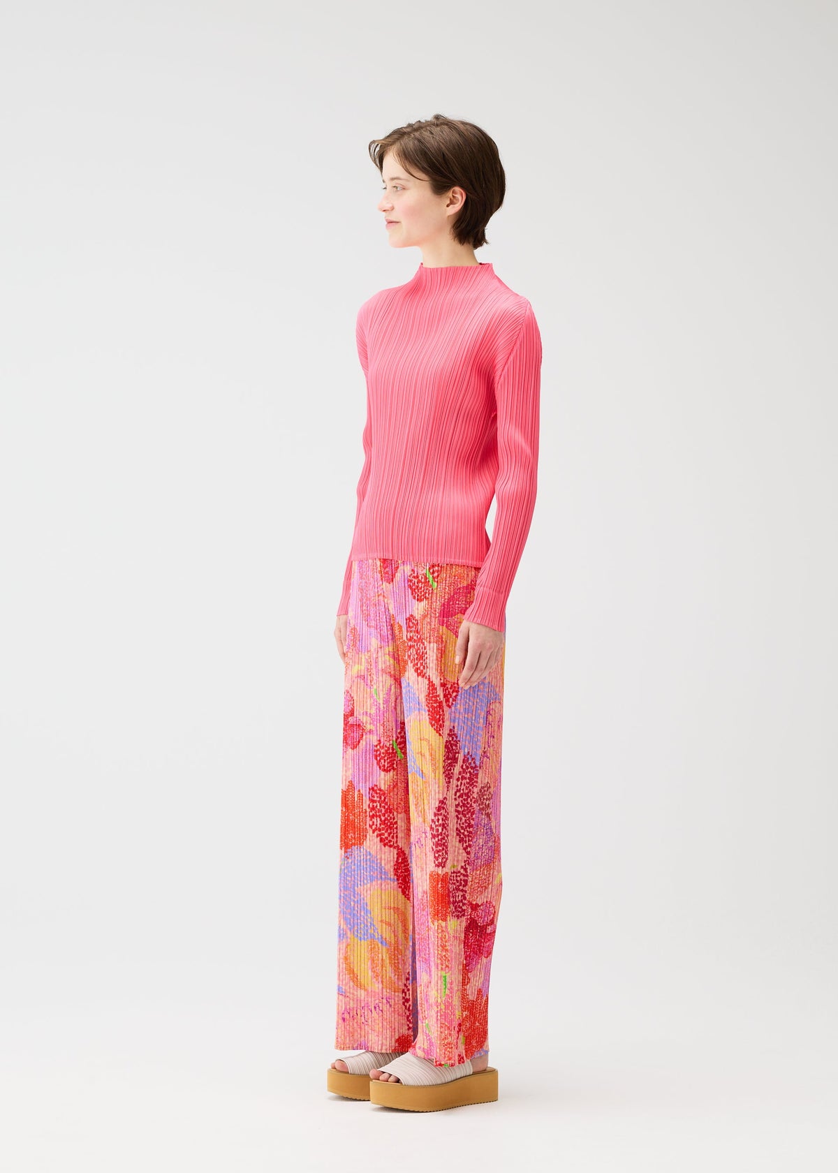 A model wears the Pleats Please Issey Miyake FOGGY FOREST prêt à porter.