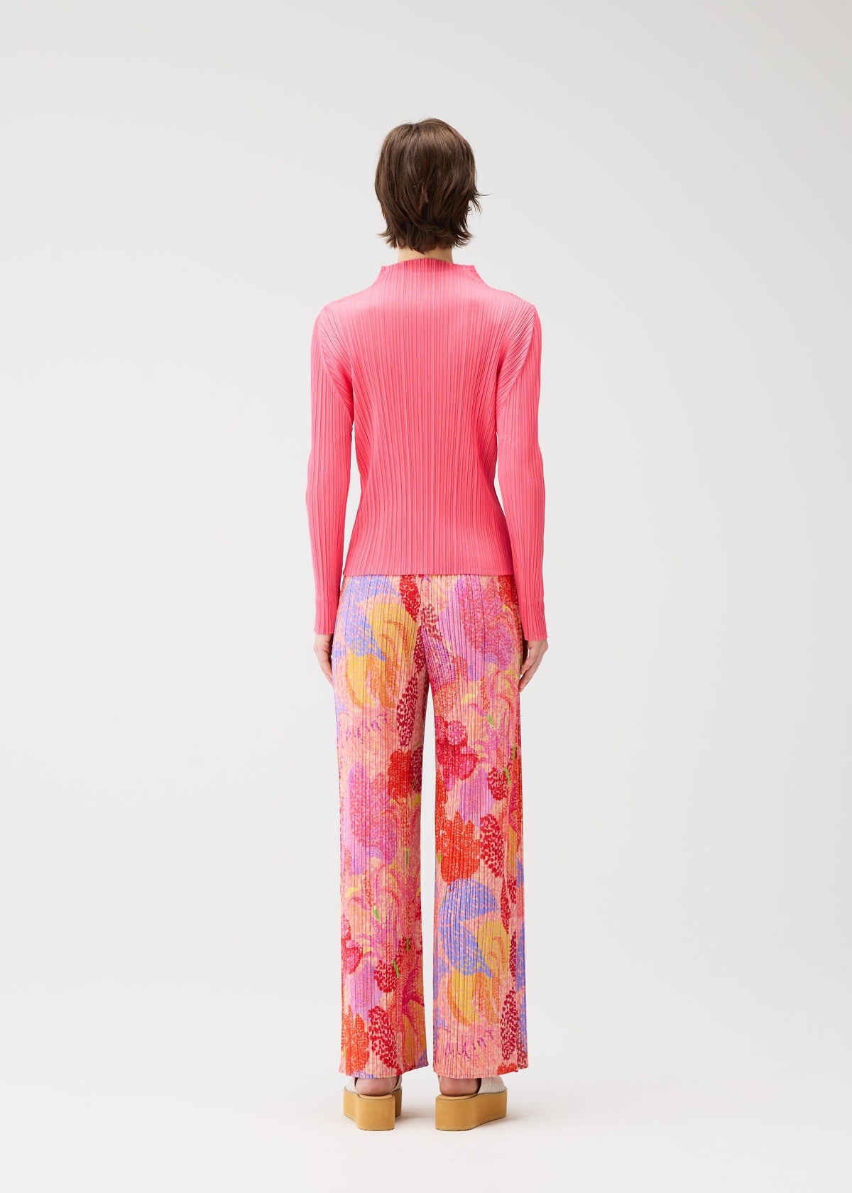 A model wears the Pleats Please Issey Miyake FOGGY FOREST prêt à porter.