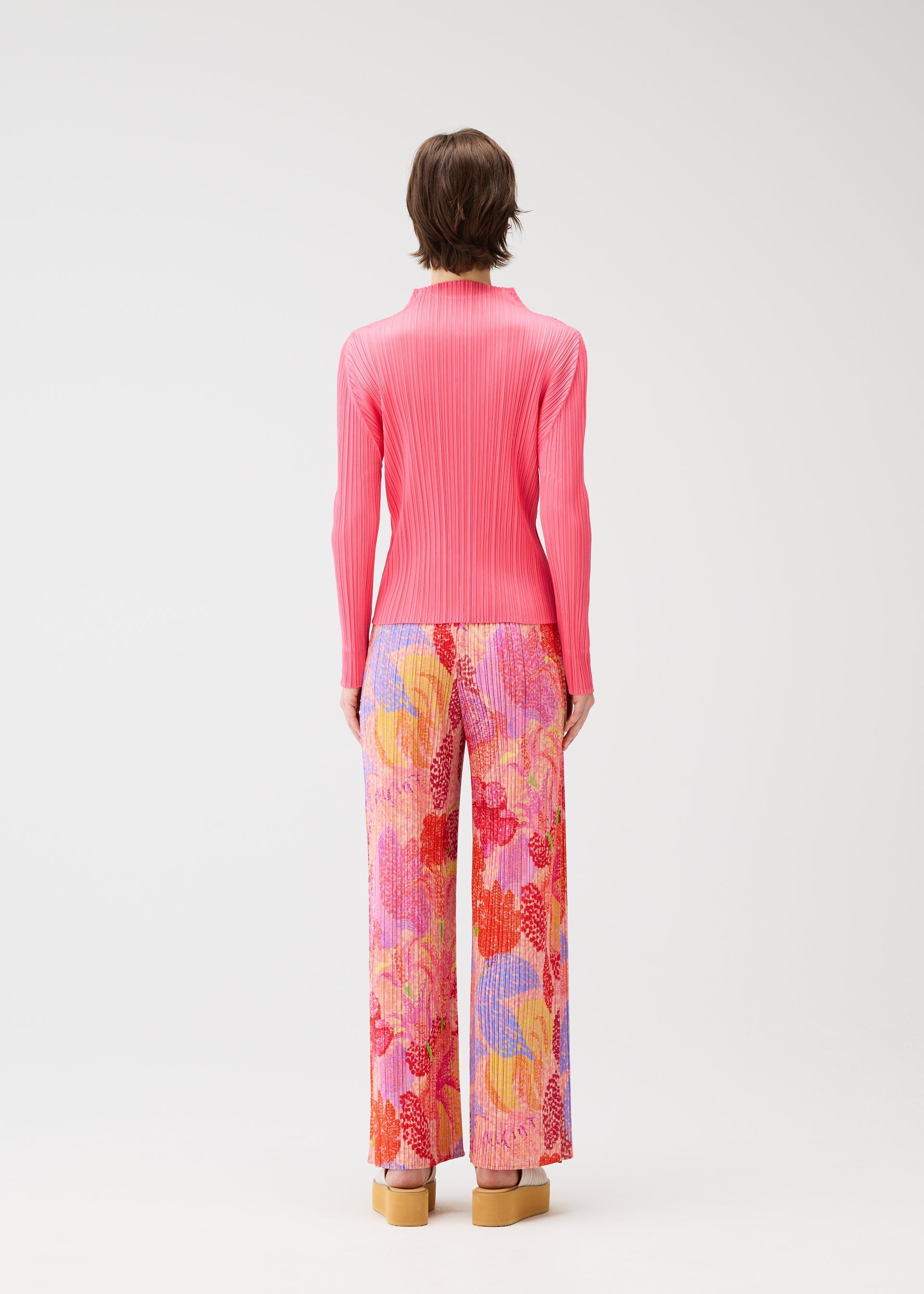 A model wears the Pleats Please Issey Miyake FOGGY FOREST prêt à porter.