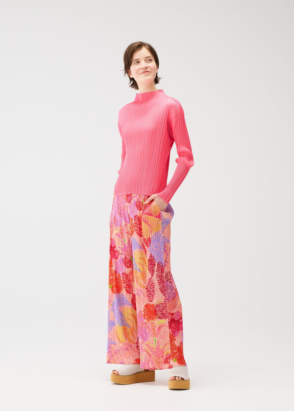 A model wears the Pleats Please Issey Miyake FOGGY FOREST prêt à porter.